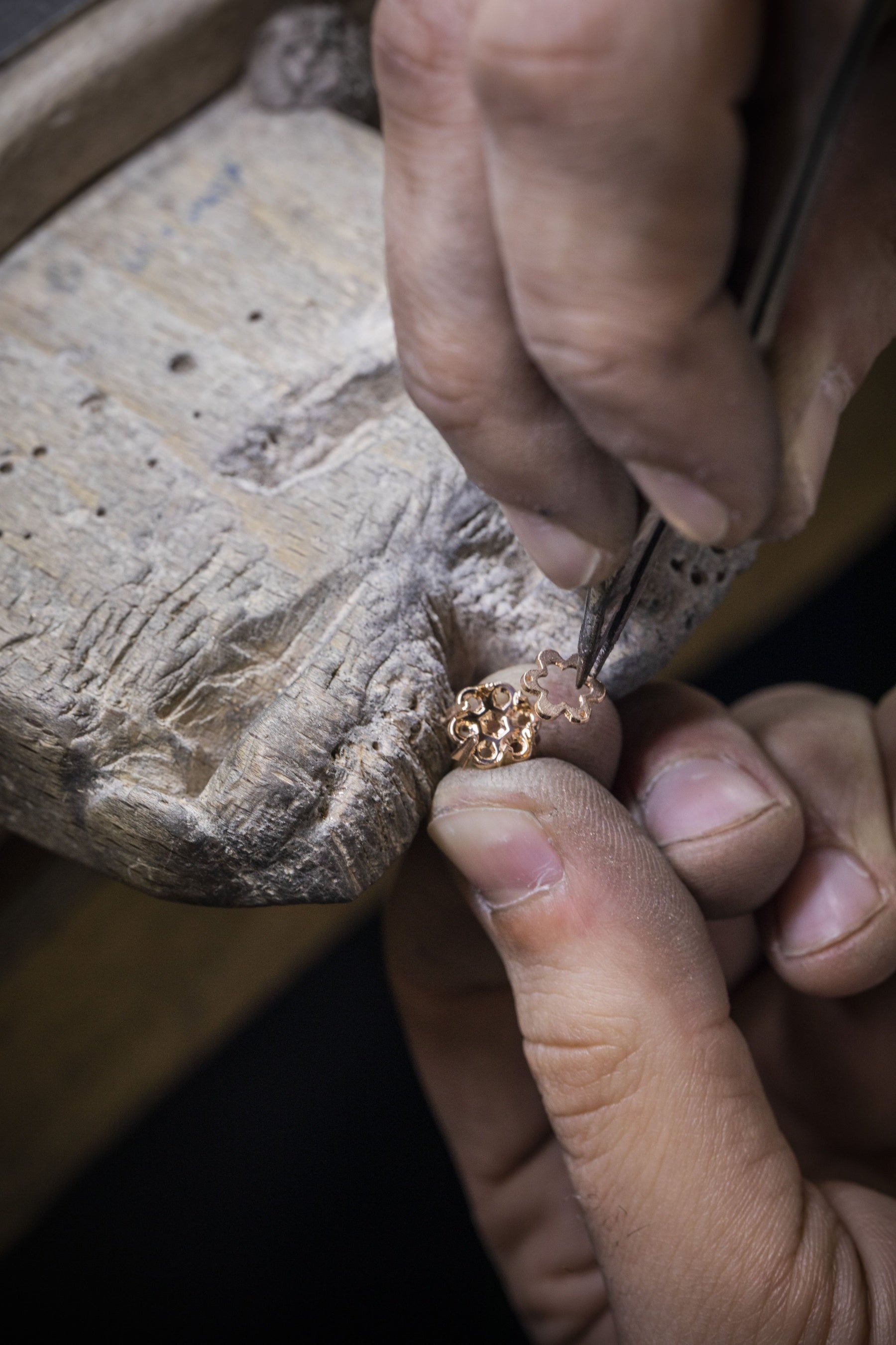 ジュエリーの組み立て作業