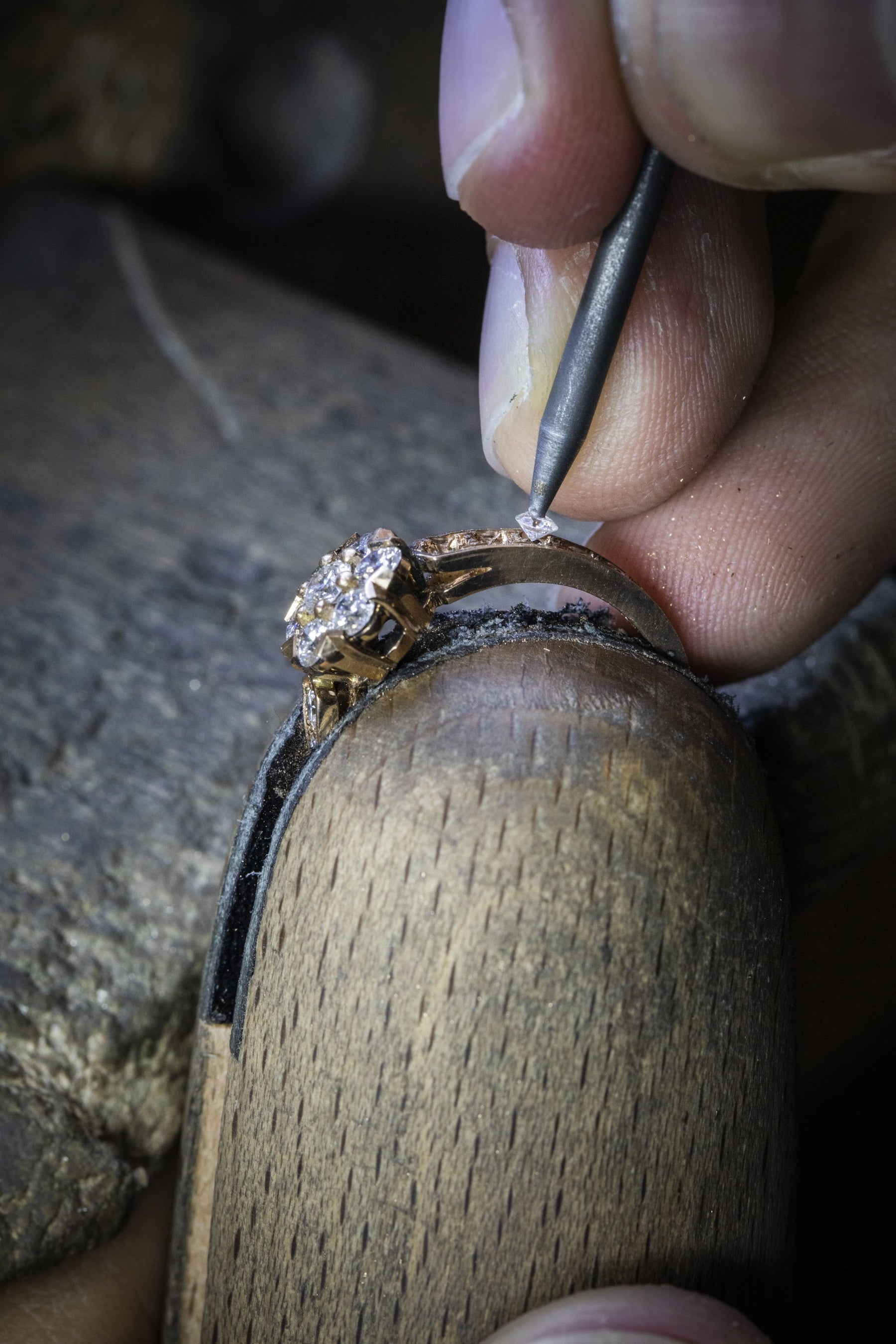 石の位置を確認しながらセットする作業