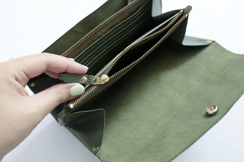 1枚革でできた美しい折り紙のようなお財布 ワンレザーウォレット かわいい猫型ボタンや さりげない Cat の刻印で猫好きの心をくすぐるお財布 が登場 株式会社ネコリパブリックのプレスリリース 1枚革でできた美しい折り紙のようなお財布 ワンレザーウォレット かわいい猫型ボタンや さりげない Cat の刻印で猫好きの心をくすぐるお財布 が登場 株式会社ネコリパブリックのプレスリリース