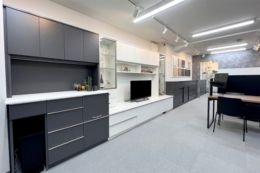 展示家具：食器棚、壁面収納