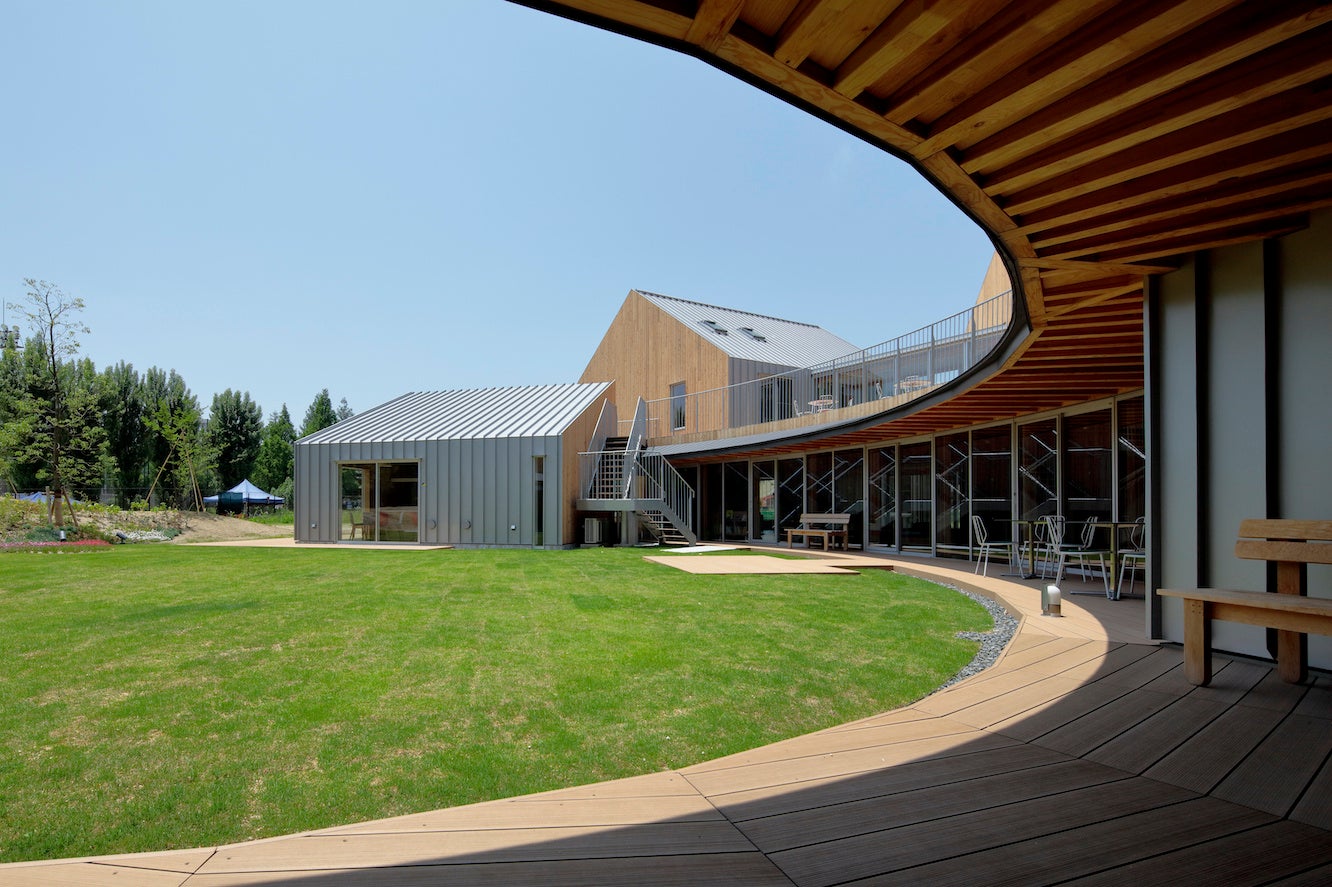 大阪 鶴見緑地内に建設された施設は開放感がありつつ安らぎと家庭的な環境