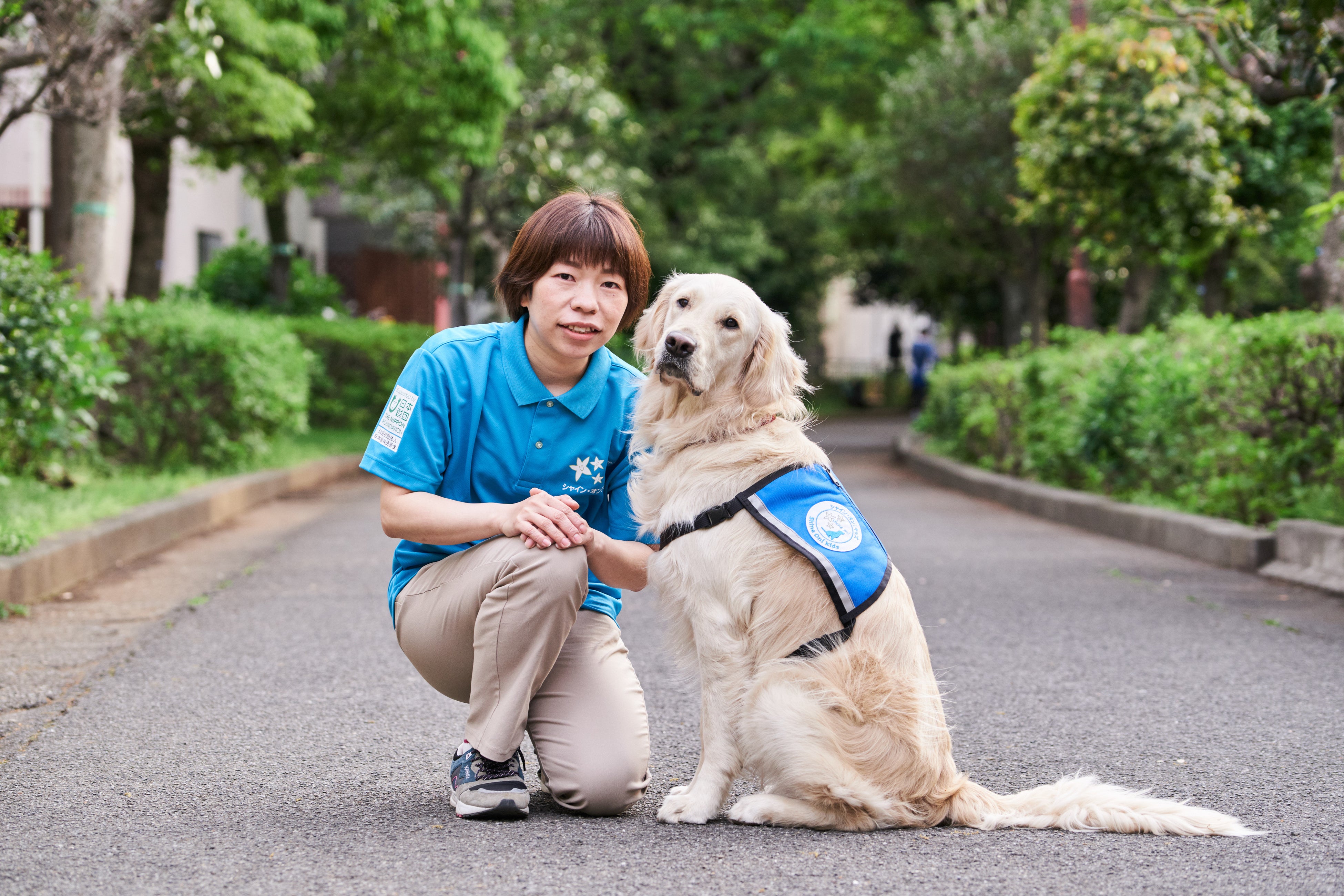 現在静岡県立こども病院に勤務するファシリティドッグのタイ（3歳）とハンドラーの谷口めぐみ