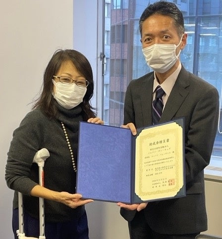 昨年12月14日、丸紅株式会社の広報部副部長が贈呈式のためにシャイン・オン！キッズ事務所を訪問されました。