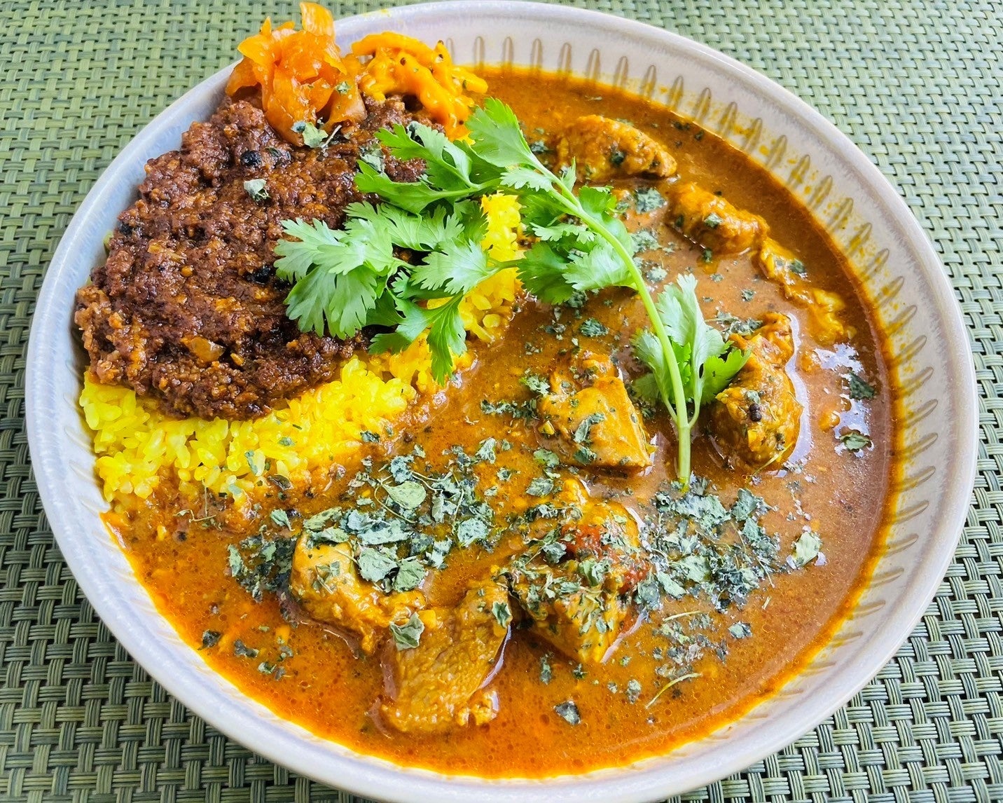 一条もんこのハード黒胡椒キーマと濃厚鶏白湯チキンあいがけカレー