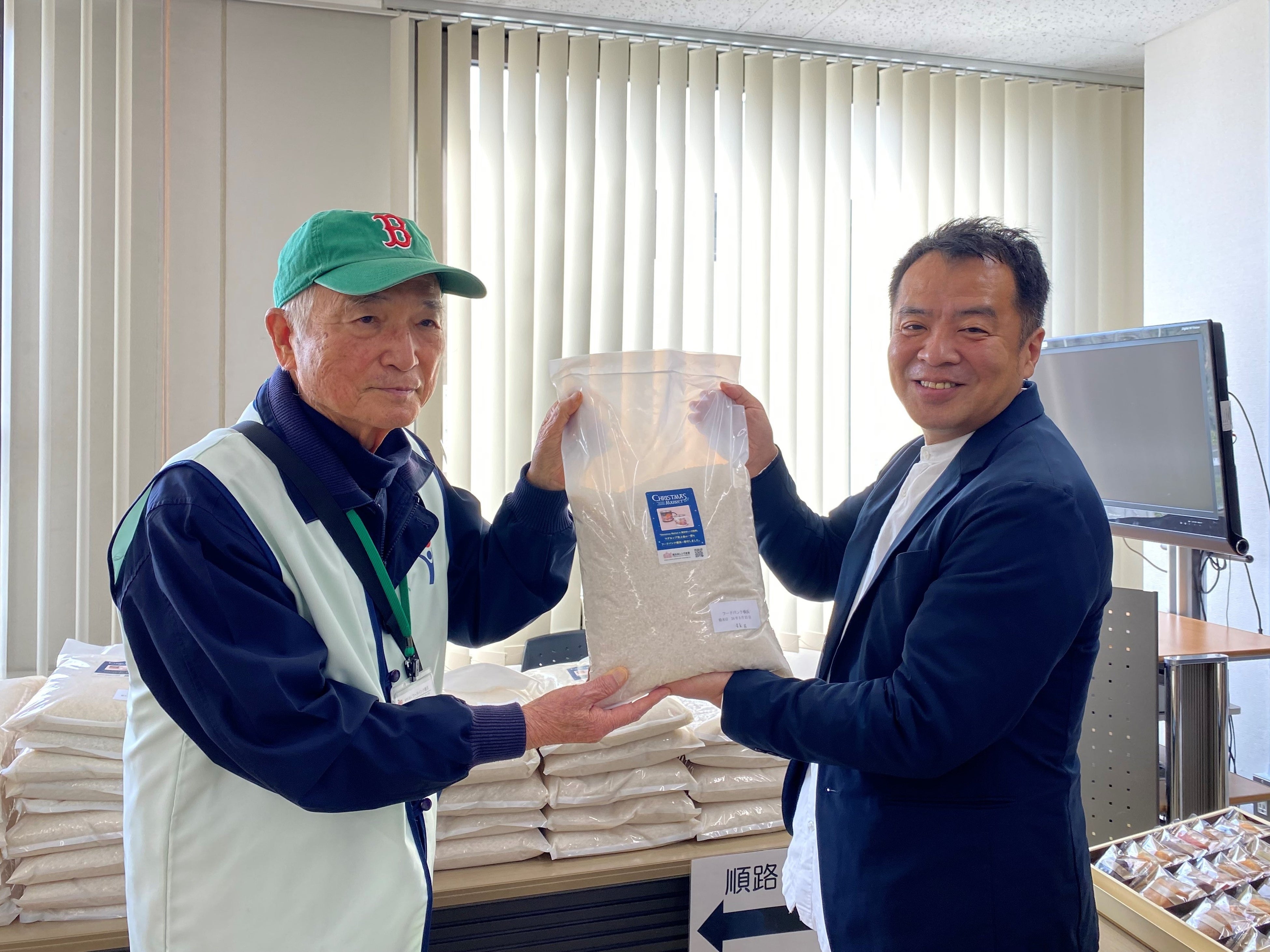 ＜お米贈呈の様子＞