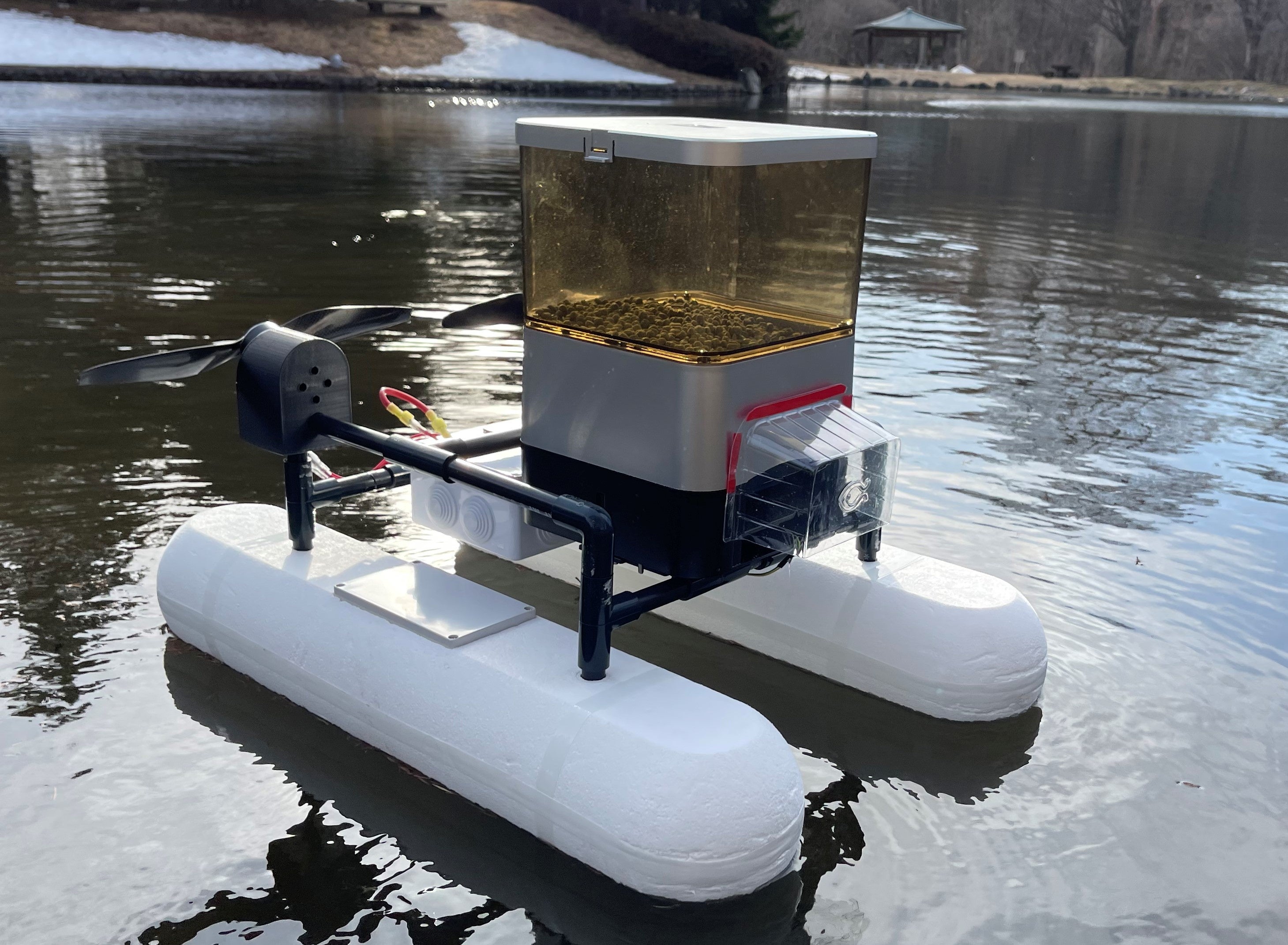 ［小型給餌／薬剤散布ロボット　実機］