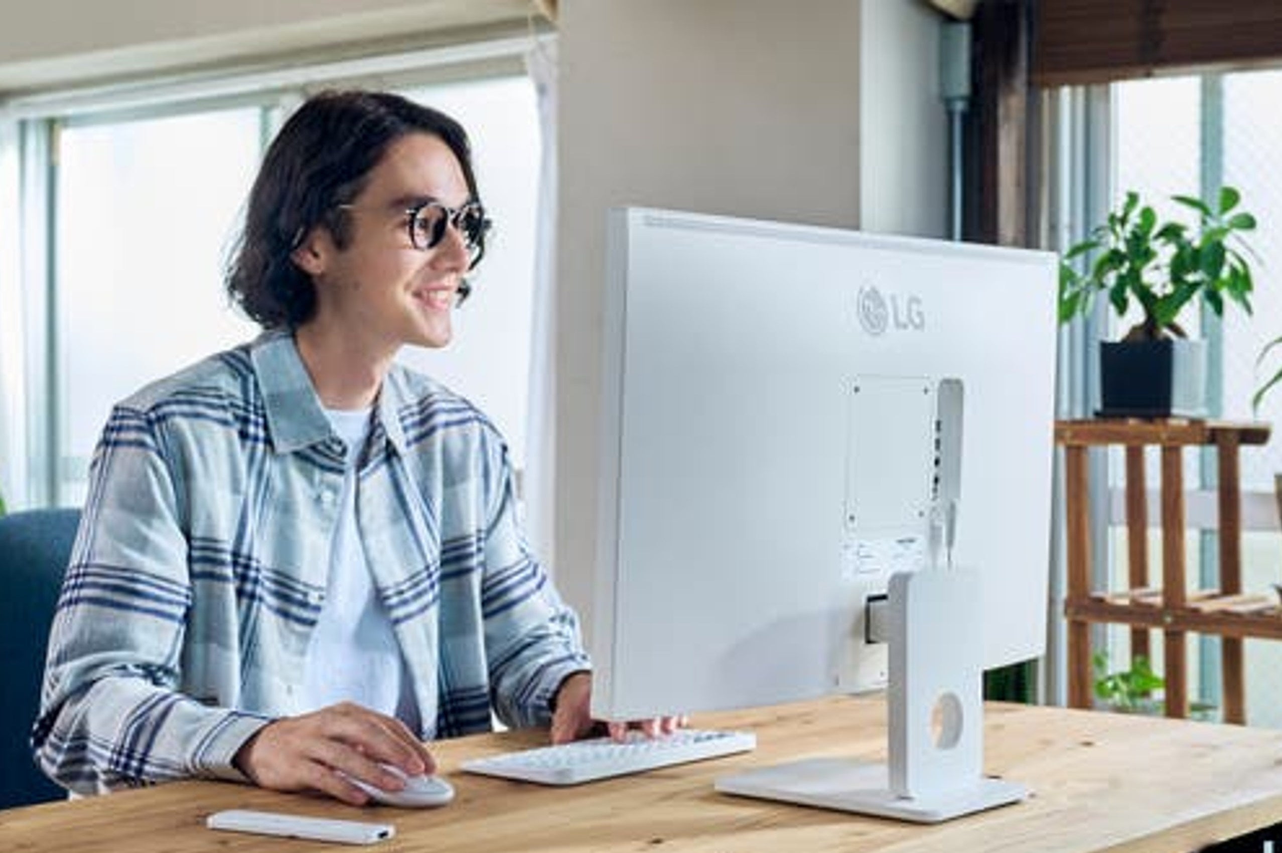 フルHD／IPSパネル採用の新モデルLG SMART Monitor「27SR50F-W