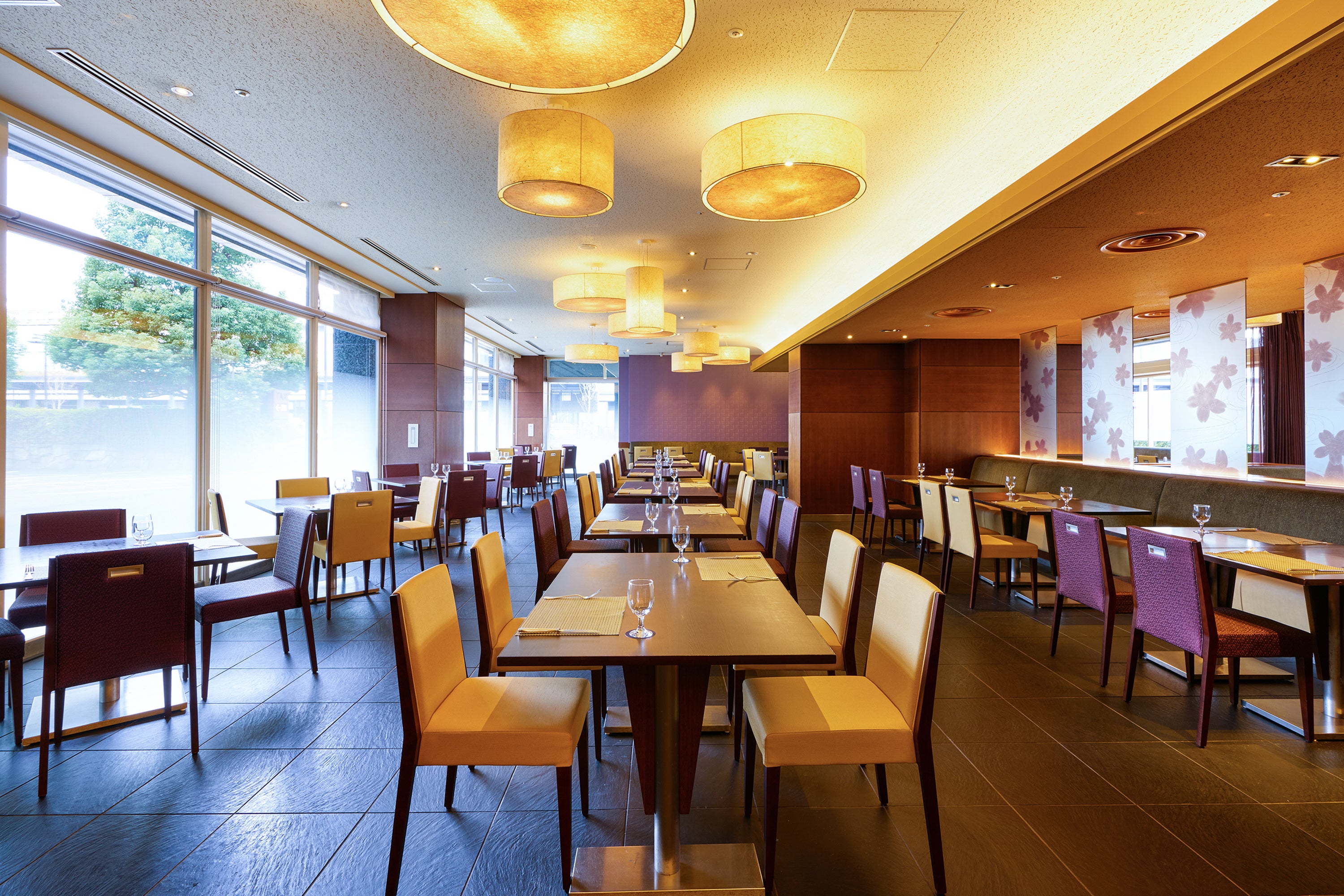 ダイニングカフェ＆バー「ロンド」1F