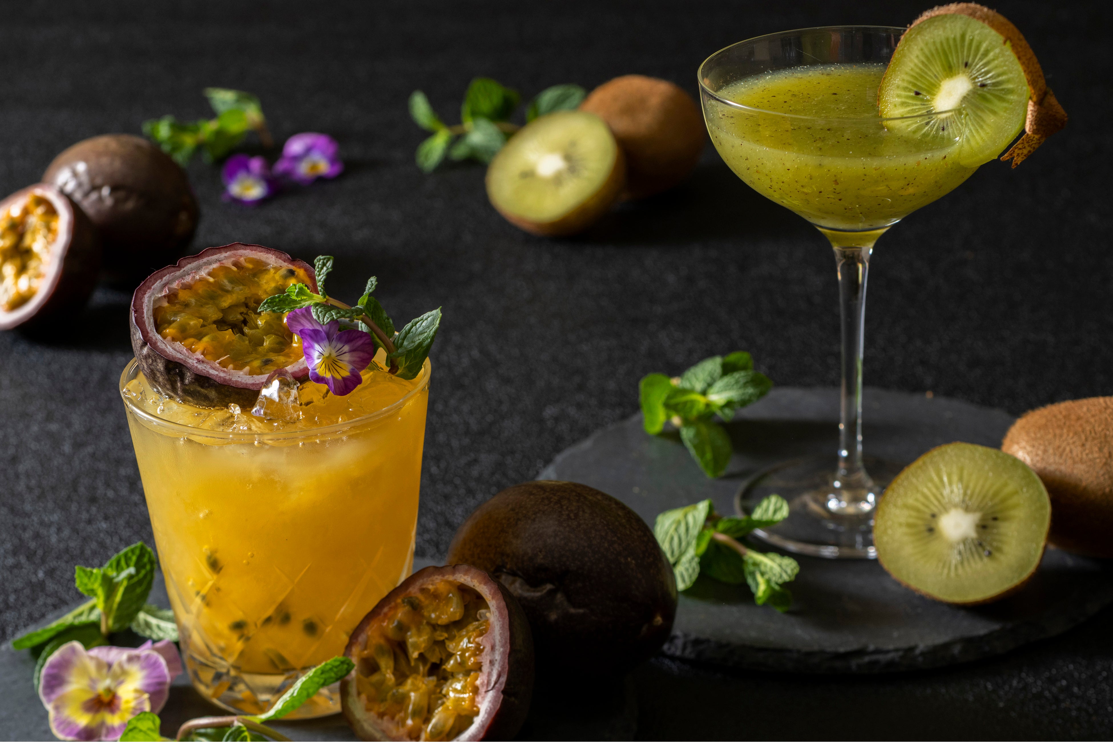 左）パッションフルーツカクテル、右）キウイフルーツカクテル