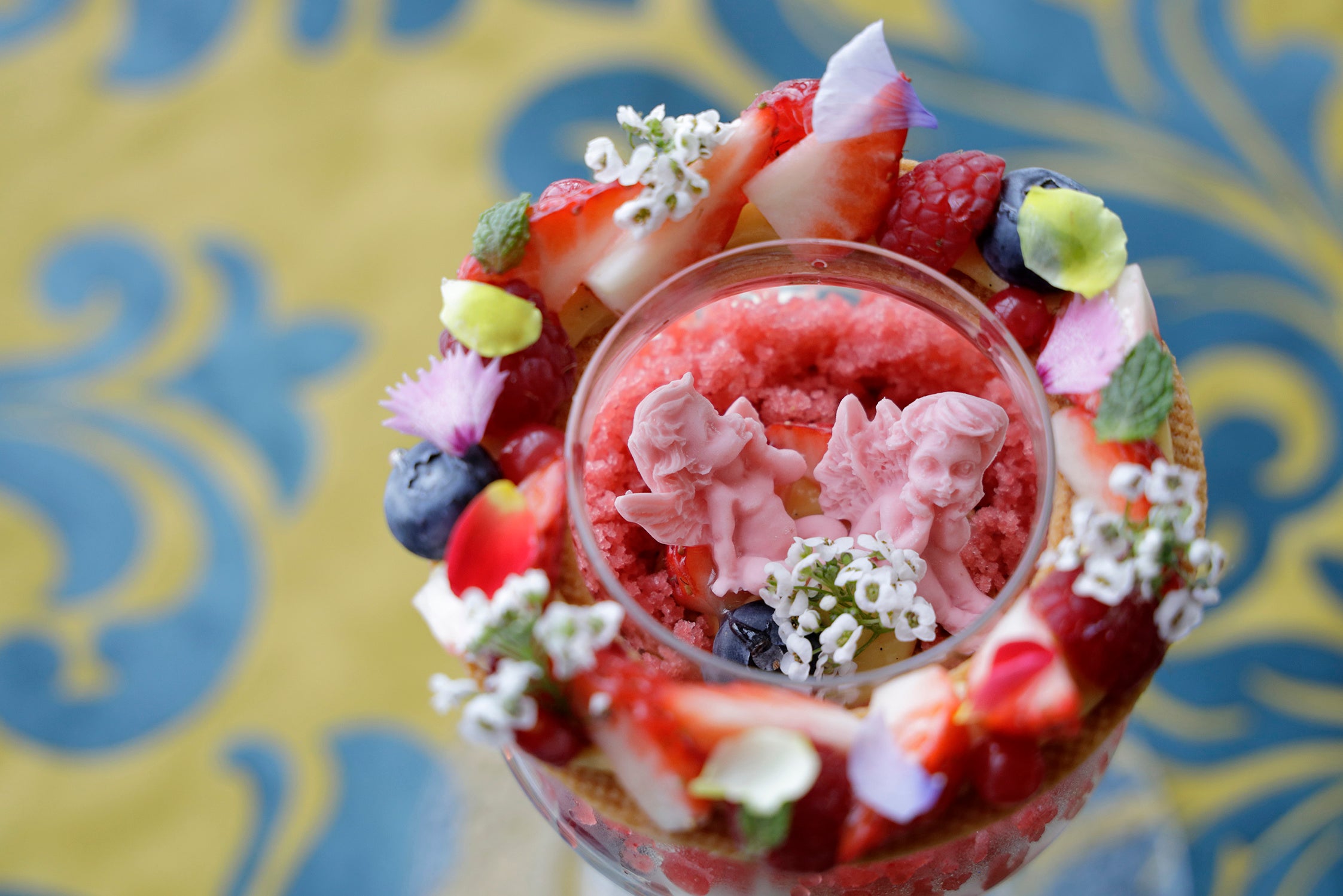 スモークの中からキューピッドたちが登場