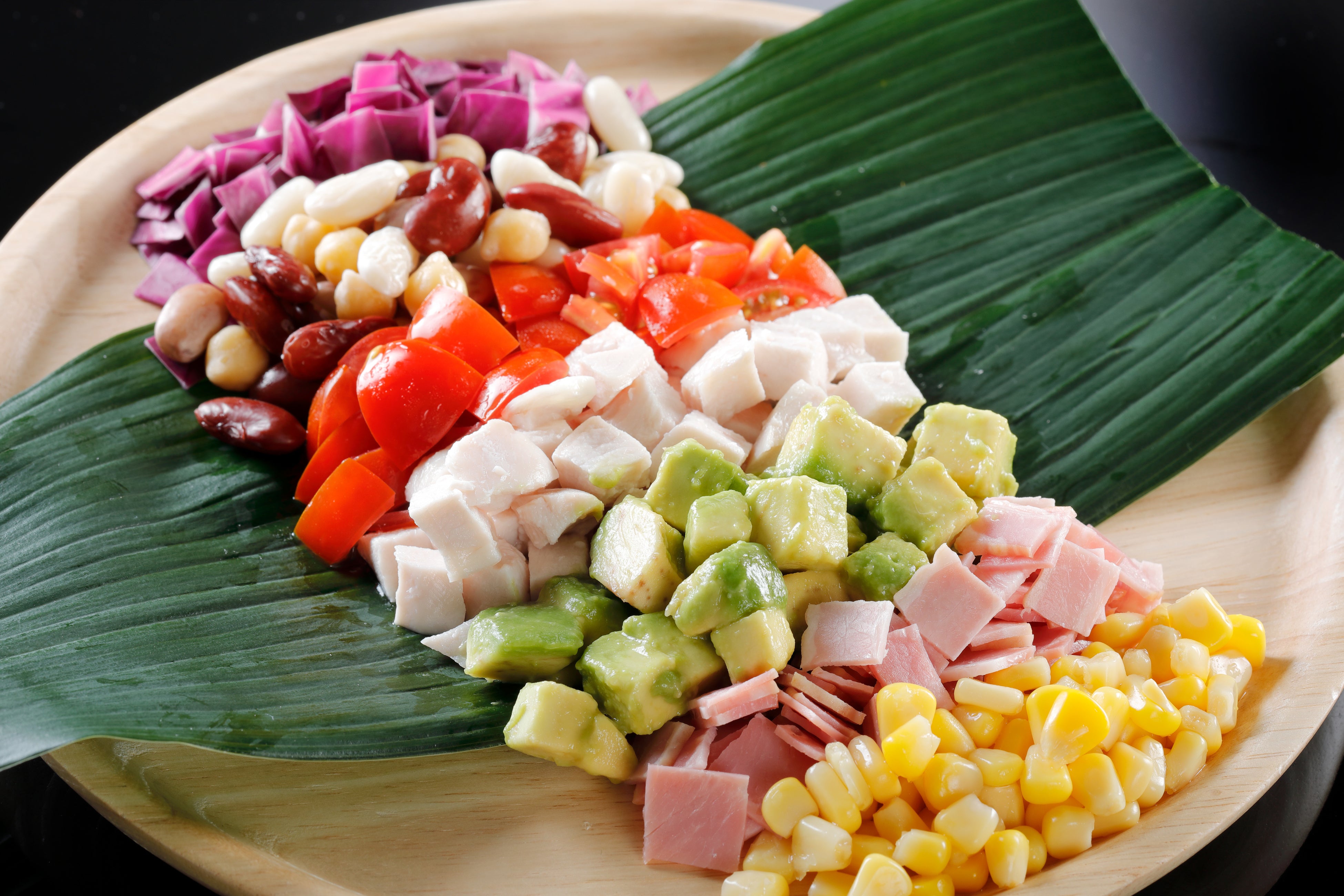 チキンとベーコンのコブサラダ