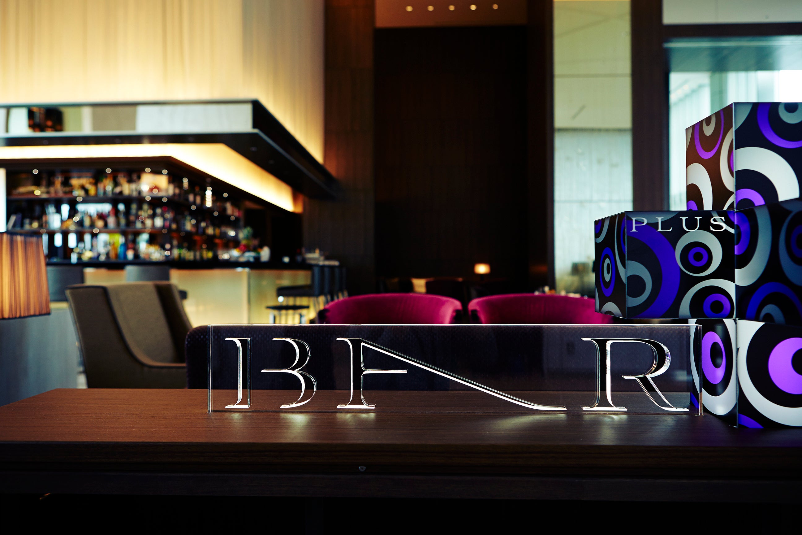 静かな空間で、大阪の街並みを眼下に夏のひとときを