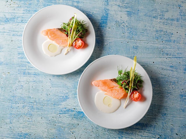 アトランティックサーモンのポワレ　　　　　　　　　　ヴェルモットソース