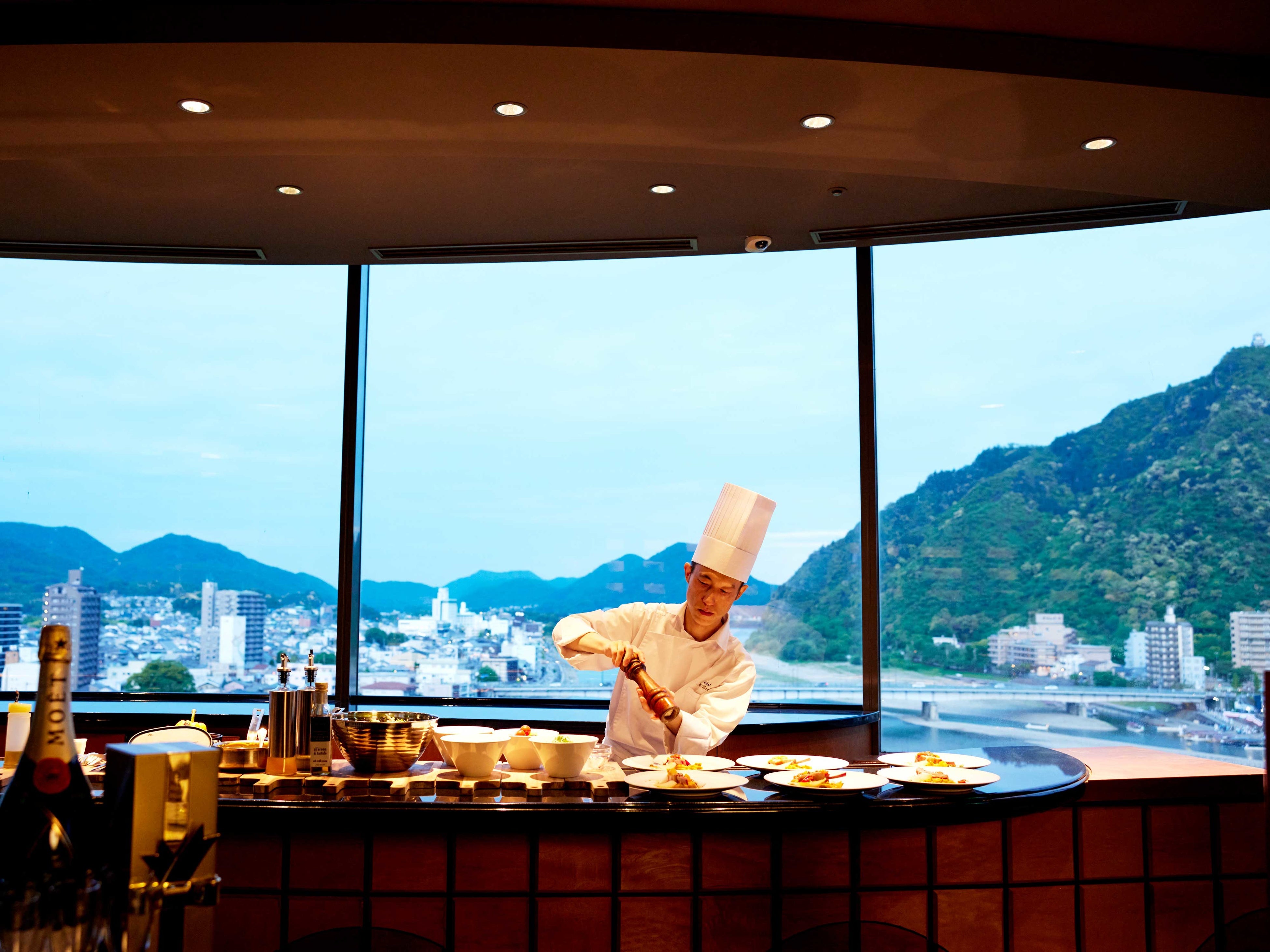 都ホテル 岐阜長良川】ホテル最上階「MIYAKO Private Chef's Room」8月