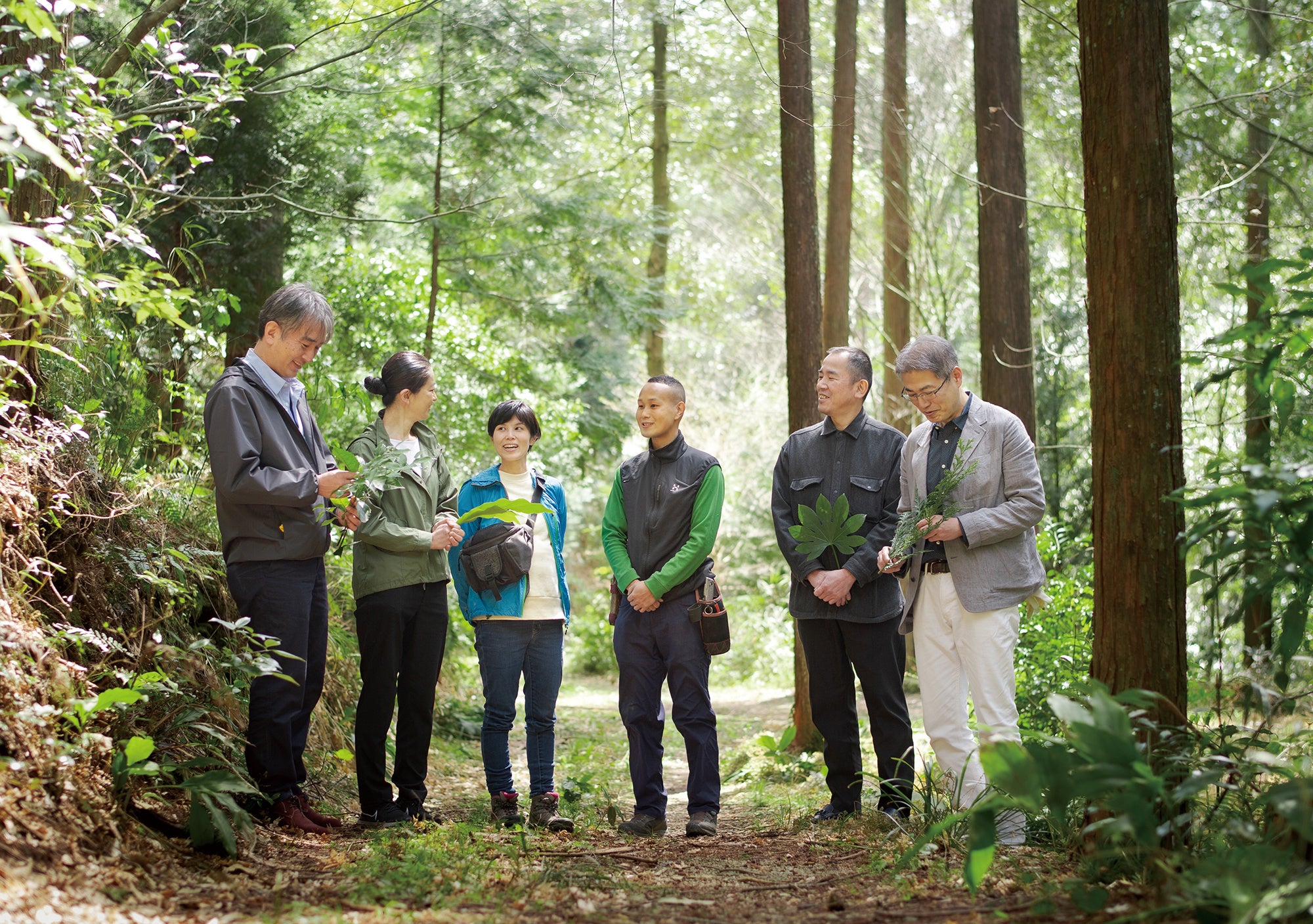 林業を営む方に森を案内してもらう総料理長樋口宏江ほか料理人たち