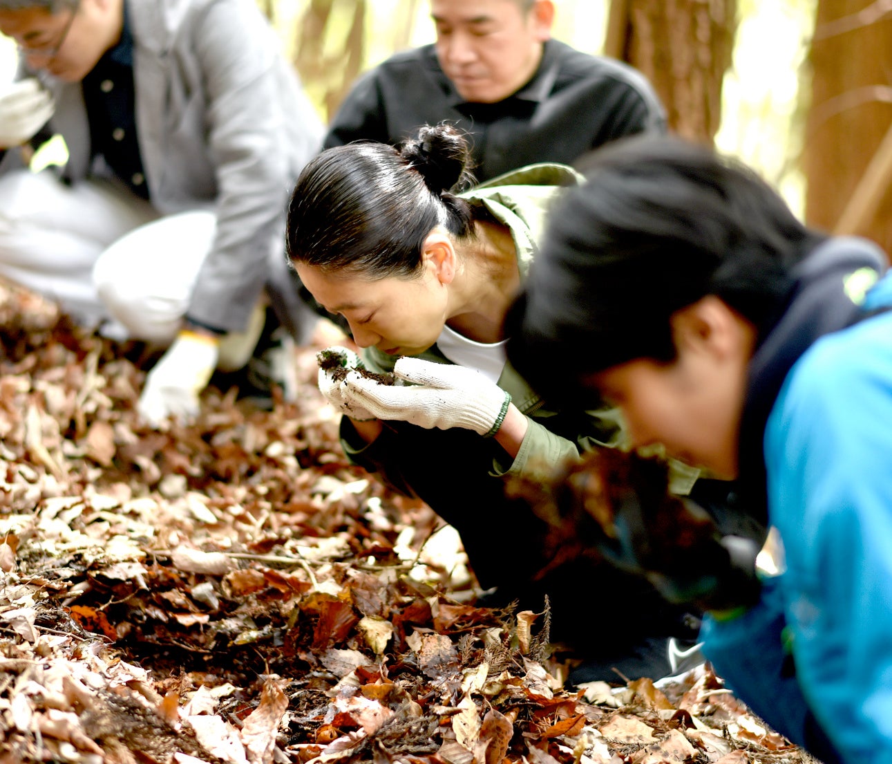 土の香りを確かめる総料理長樋口宏江