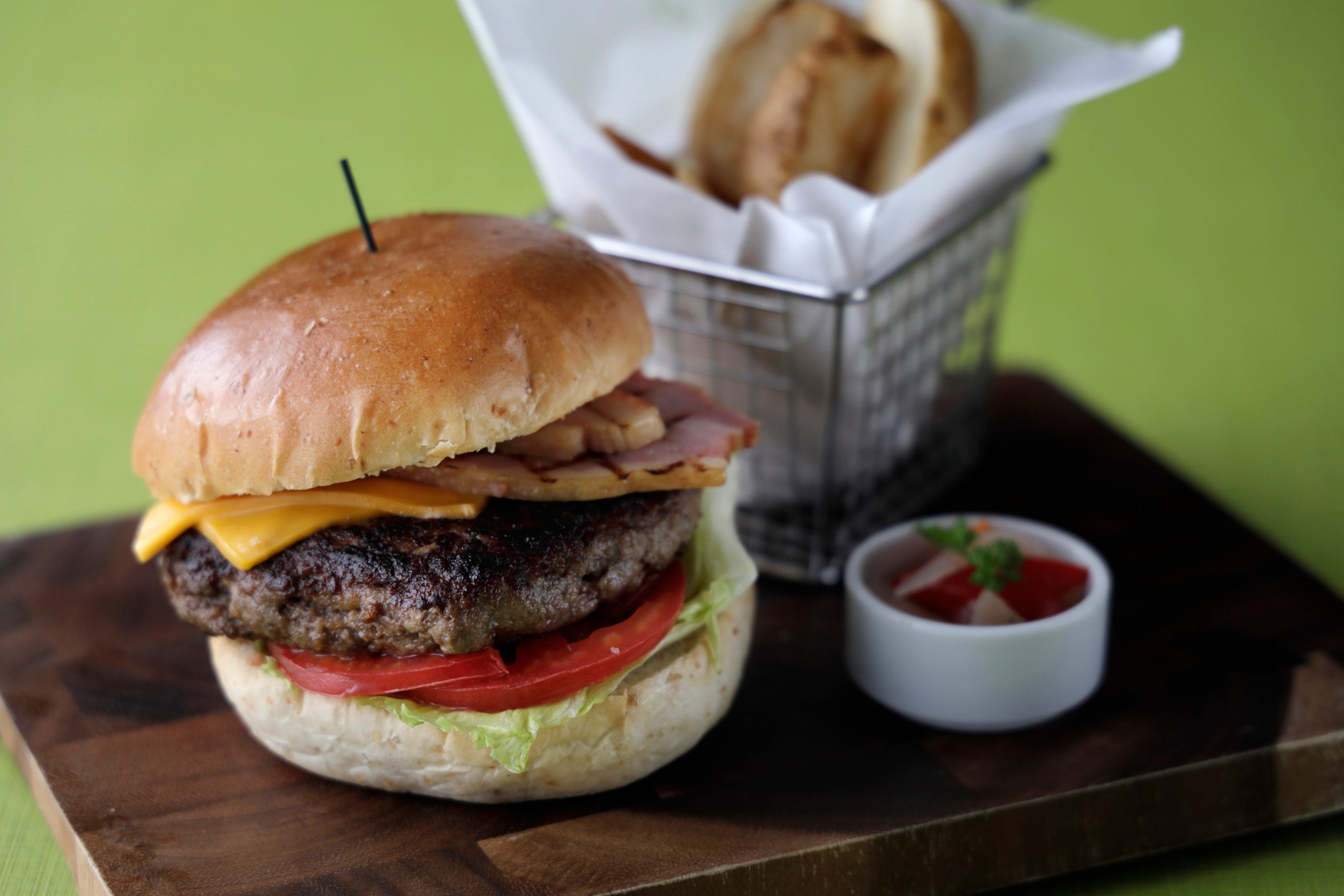 三重県産松阪牛のマリオットバーガー
