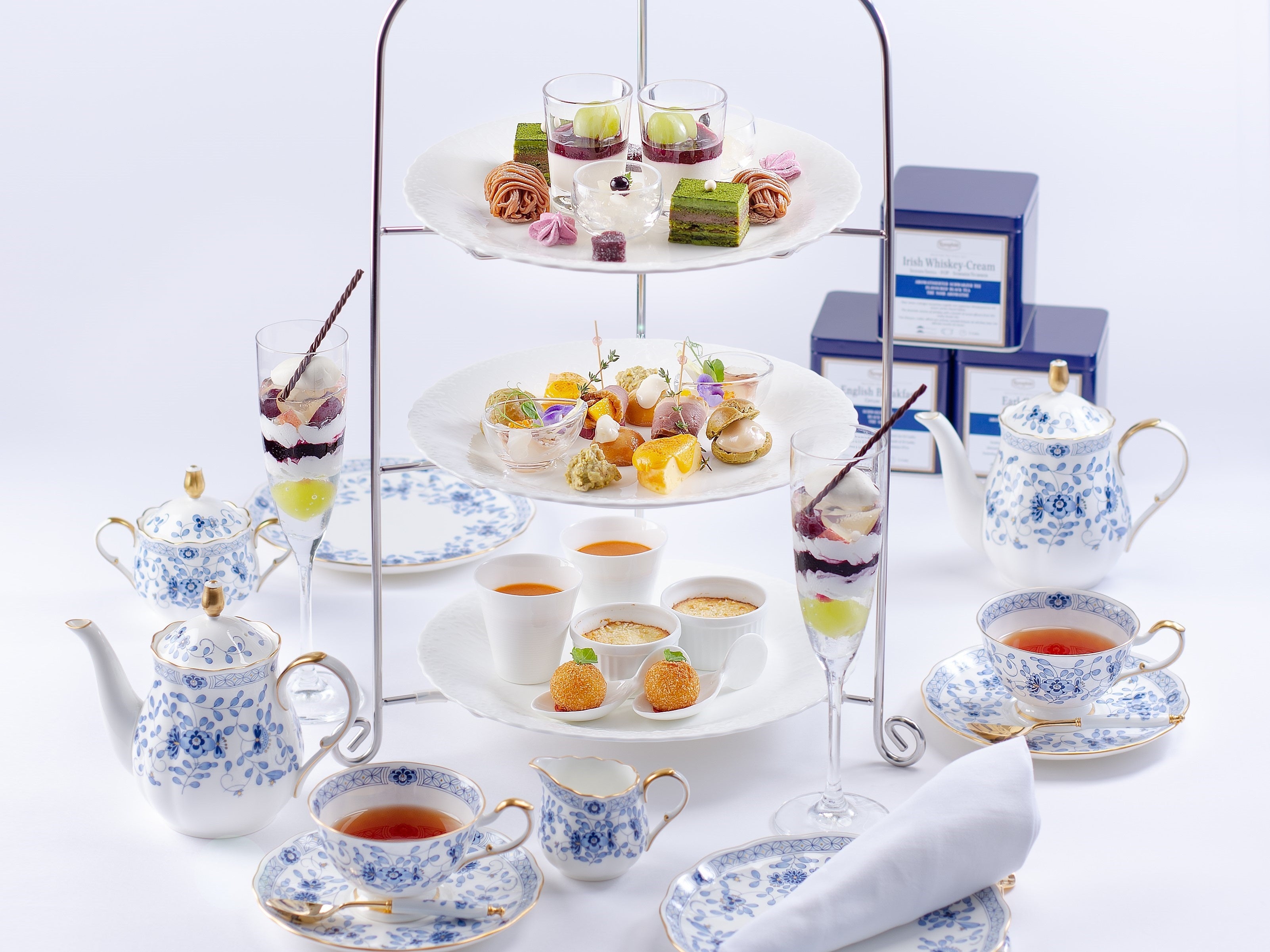 10種類スイーツと6種類セイボリーが楽しめる