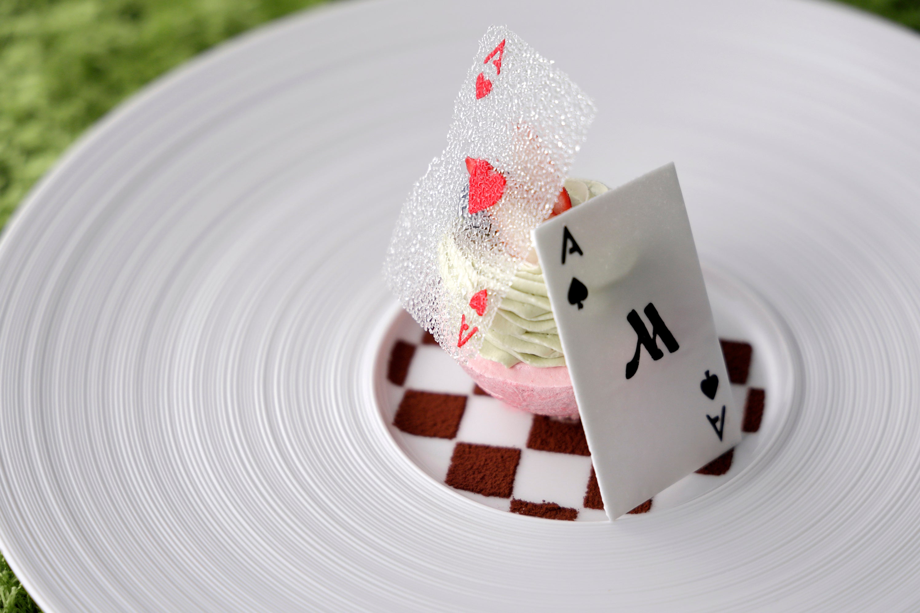 デザートの飴細工と砂糖細工のトランプにも注目