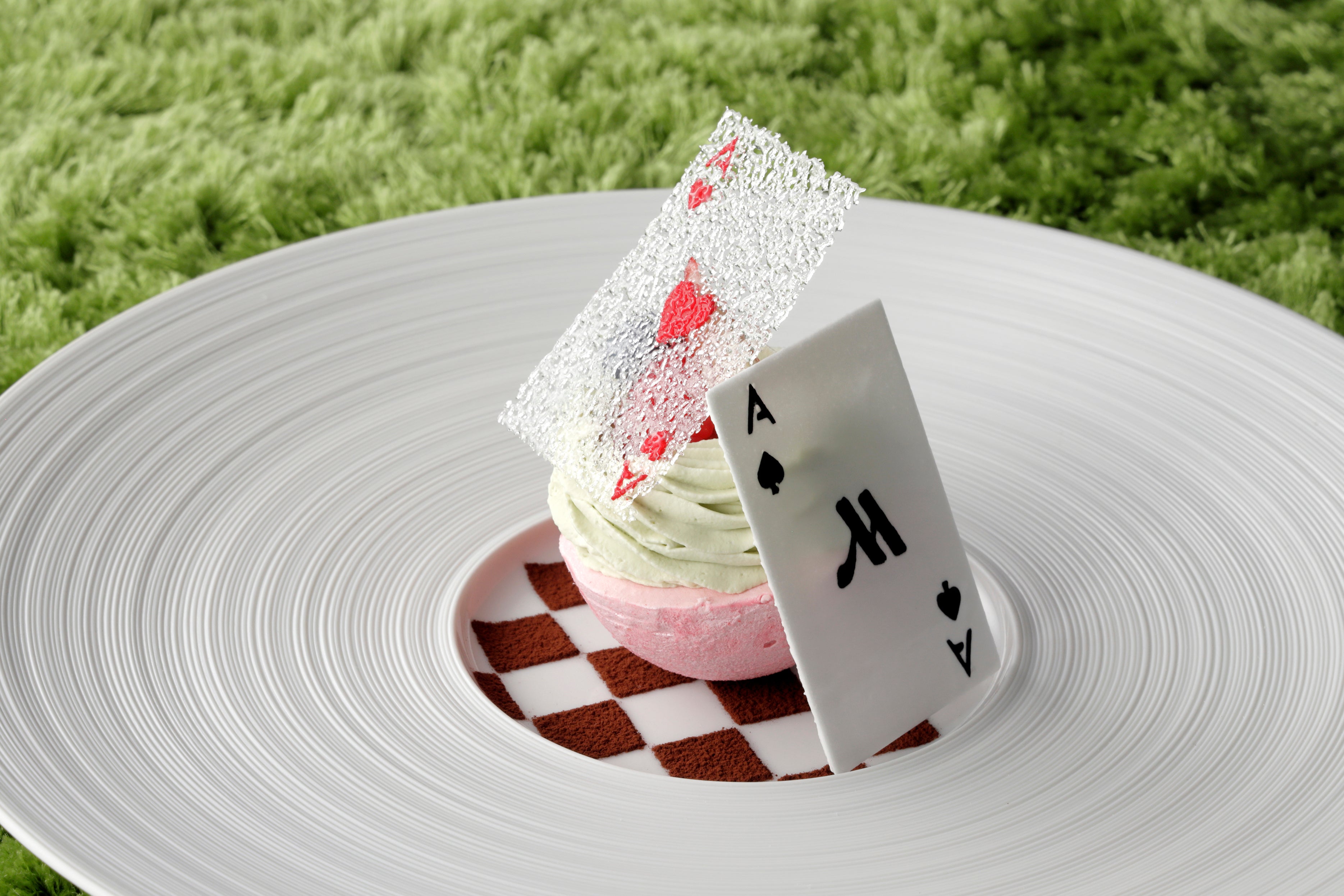 デザートの飴細工と砂糖細工のトランプにも注目