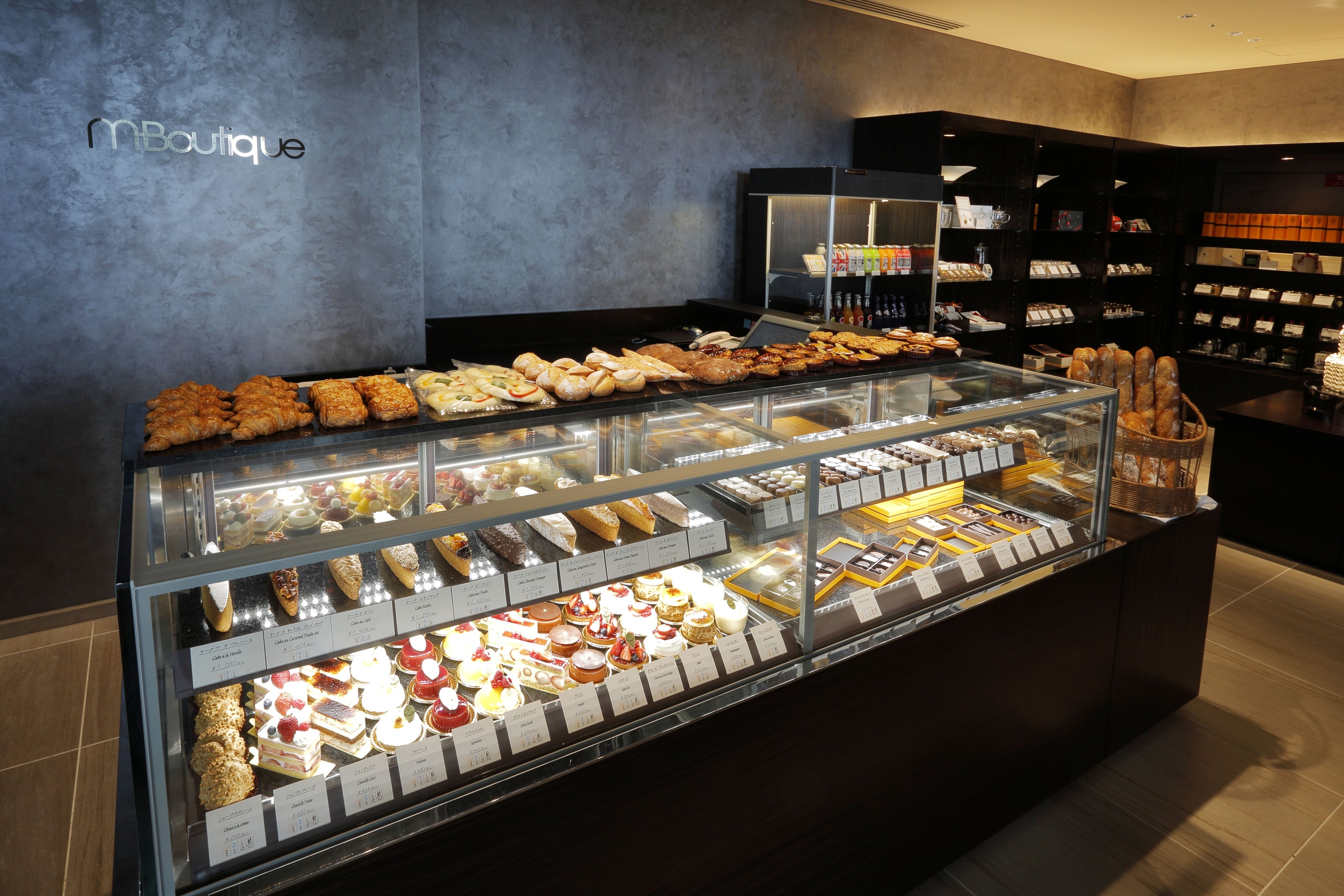 ホテルメイドのケーキなどが揃う19階M-Boutique