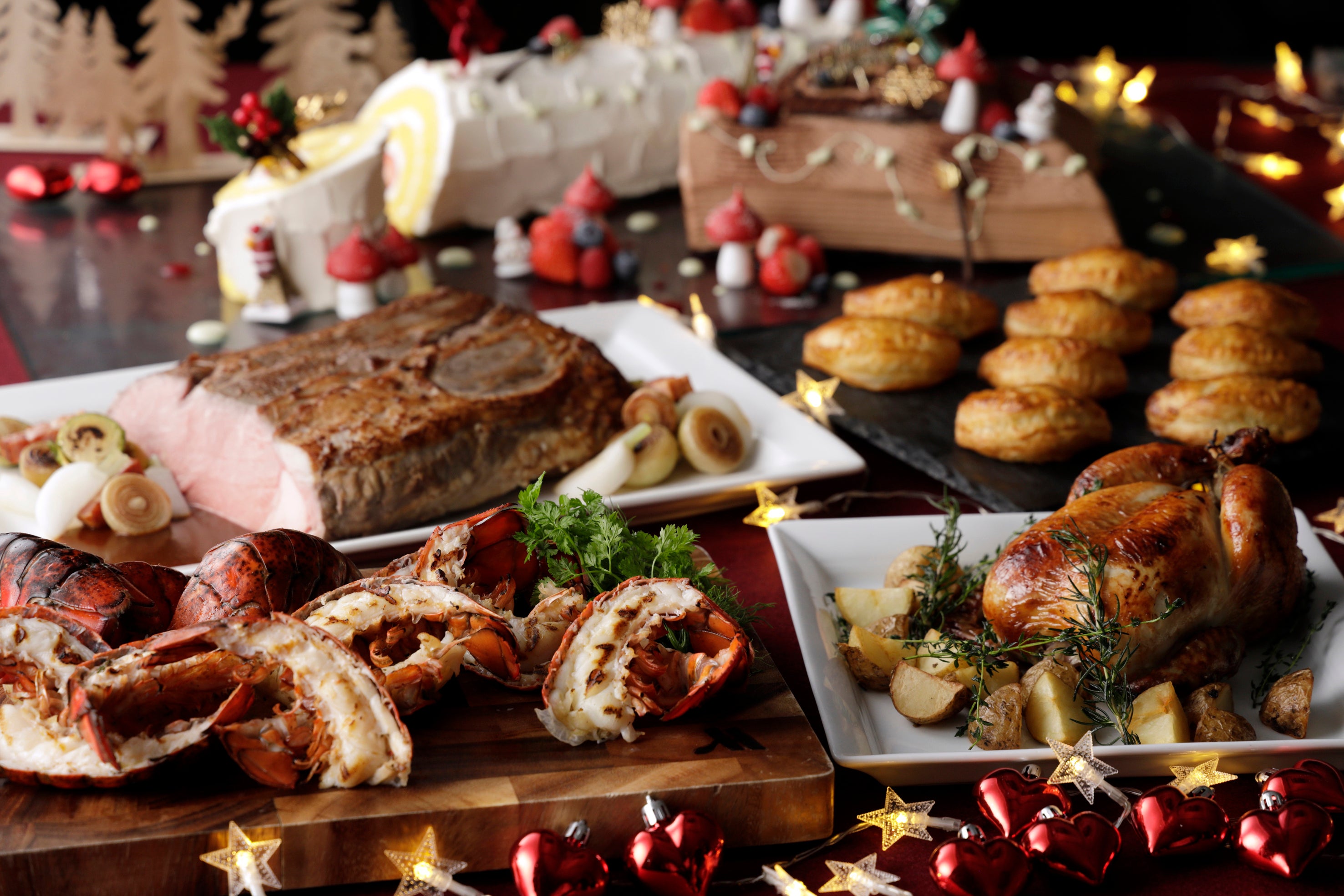 「COOKA」ではオマール海老のグリルやローストビーフなど特別メニューがラインアップ