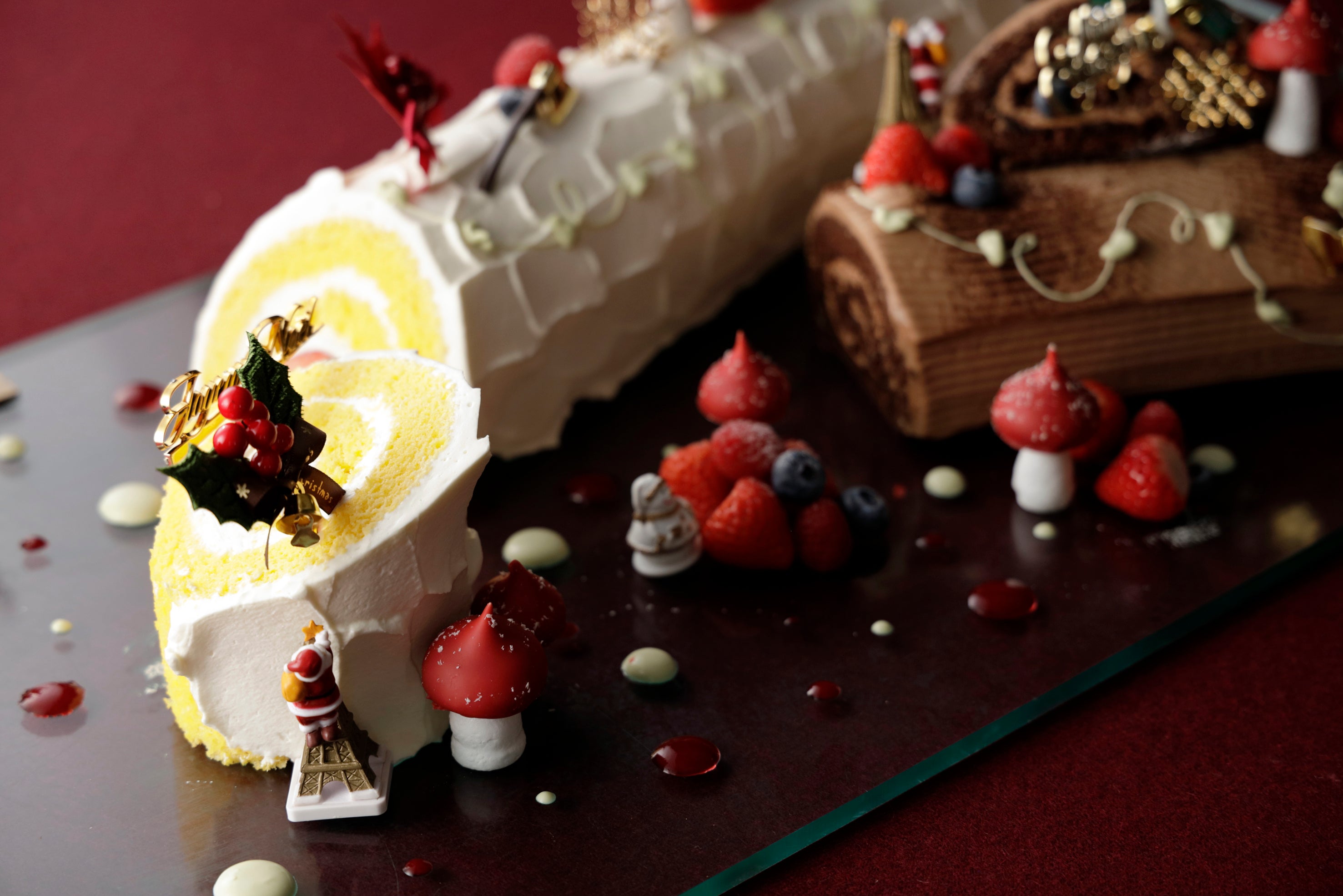 ブッシュ・ド・ノエルも彩りを添えます