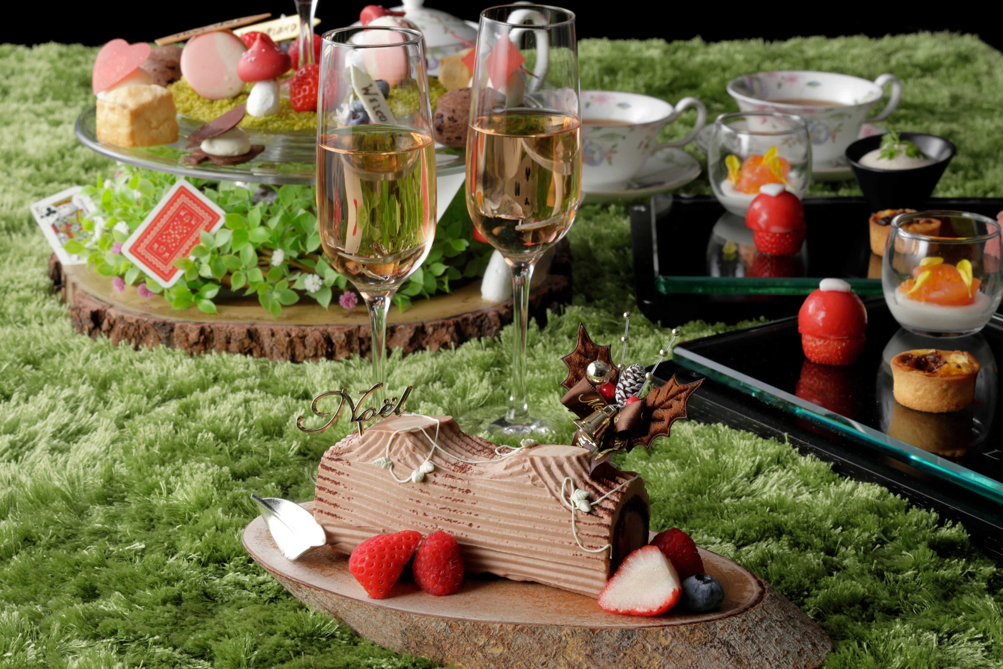 アリスアフタヌーンティーにグラスワインとデザートが付くプラン