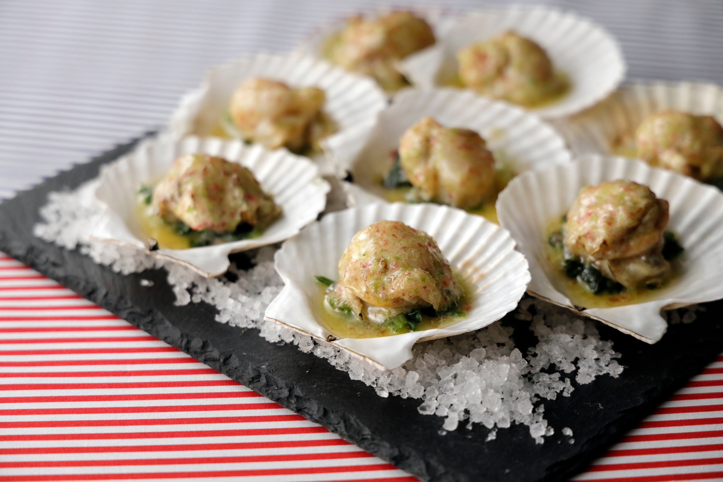 殻付き帆立のオーブン焼き　海藻バターのコンポーゼ