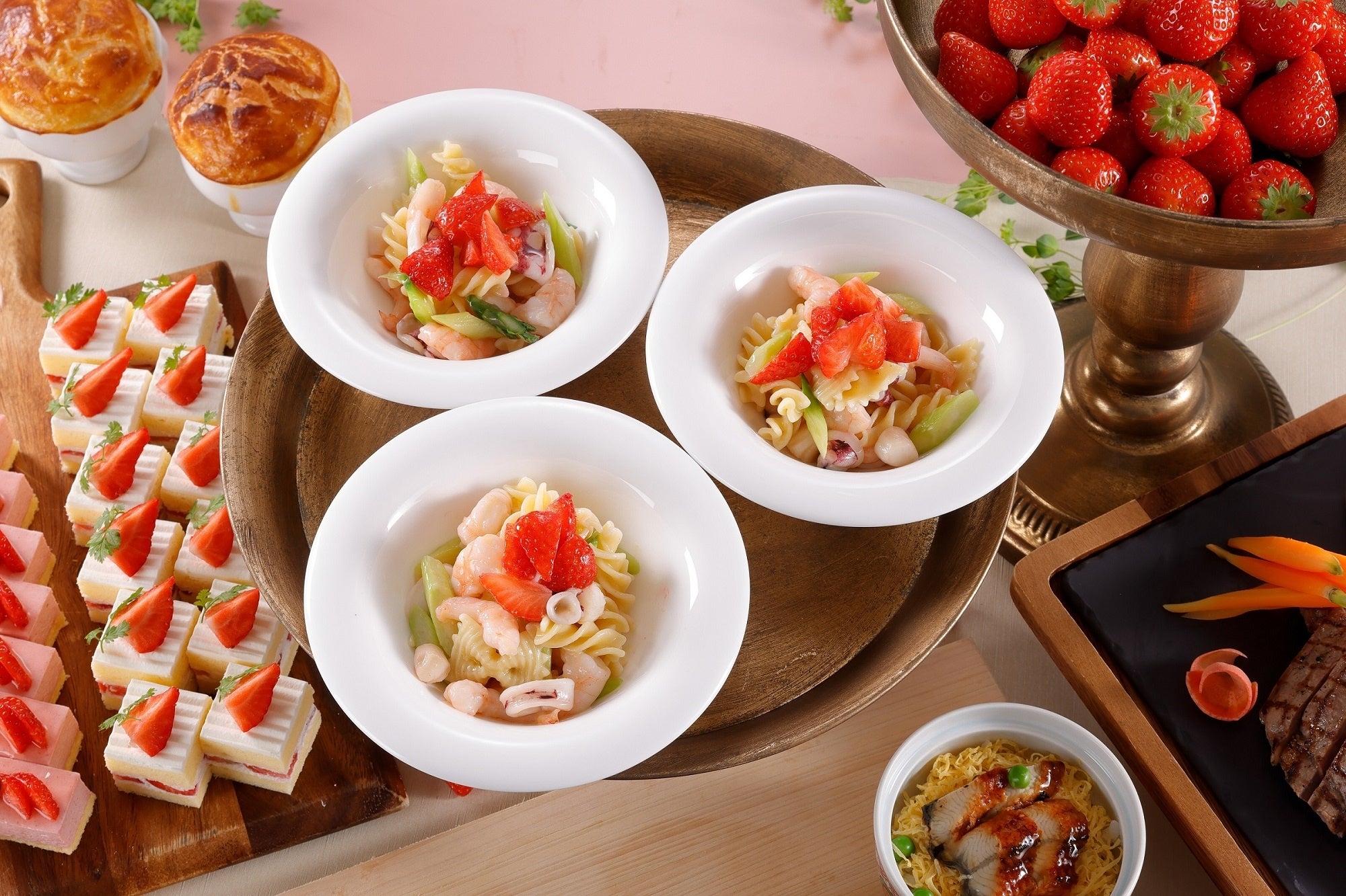 シーフードと苺のパスタ