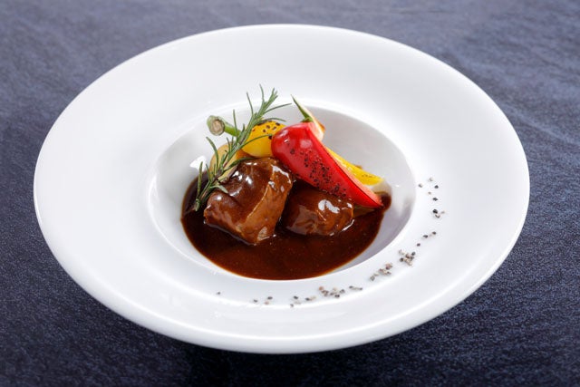 牛肉の赤ワイン煮込み