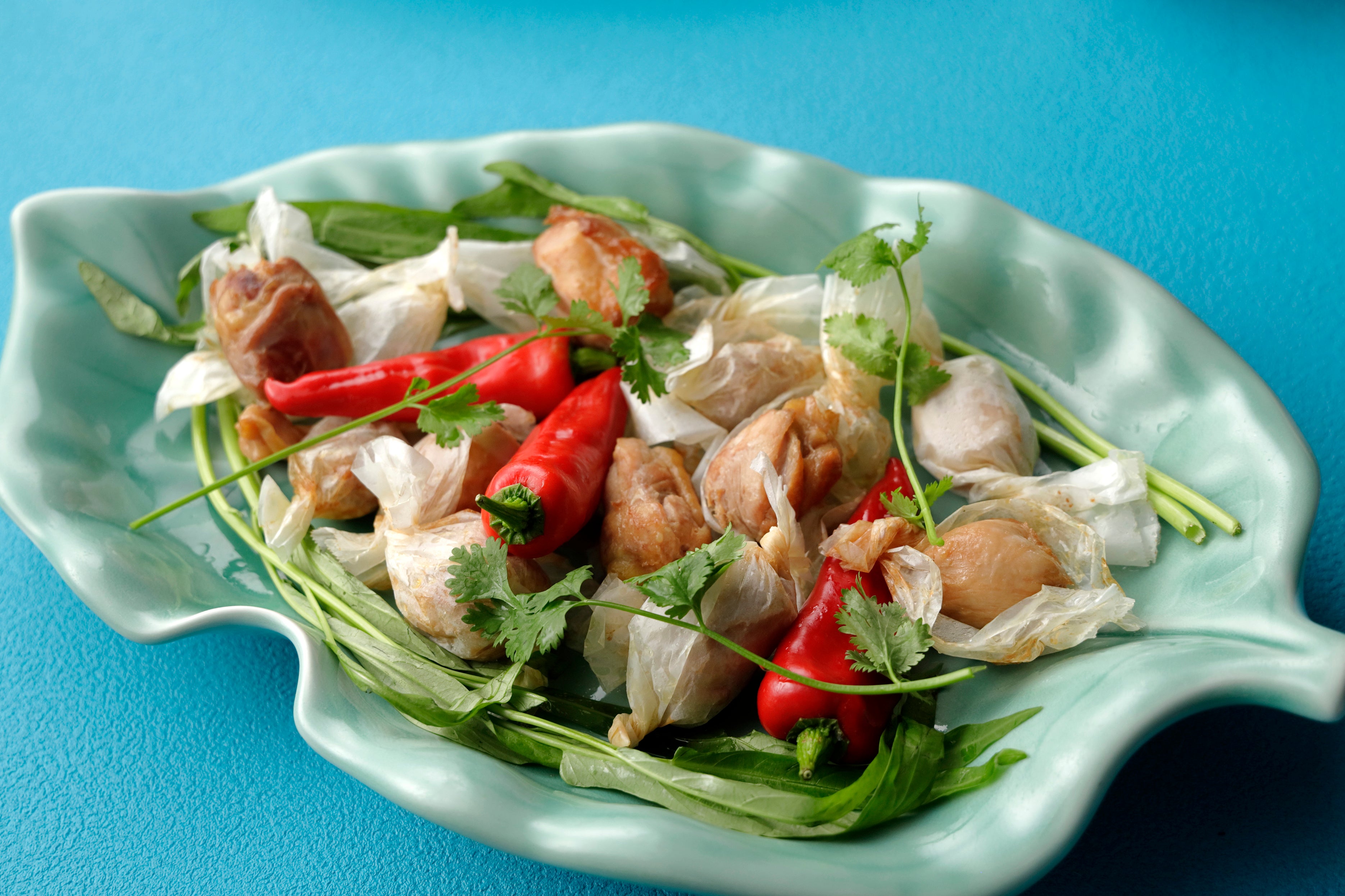 ペーパーチキン（鶏もも肉の紙包み揚げ）