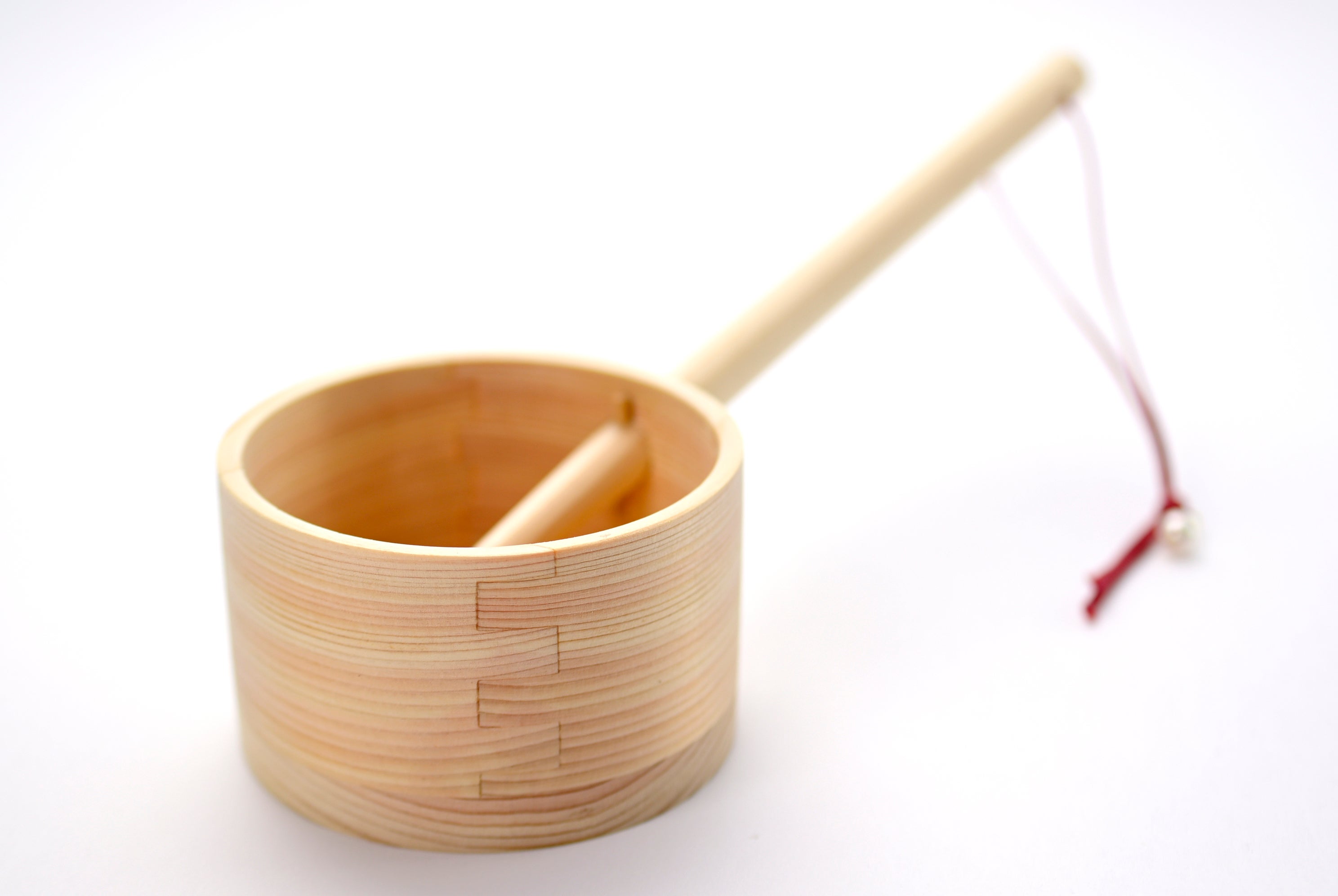縁起の良い枡の製造技術を用いて製作した柄杓