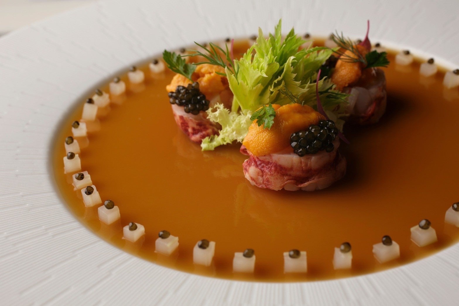 キャビアと雲丹を添えた　オマールのジュレ