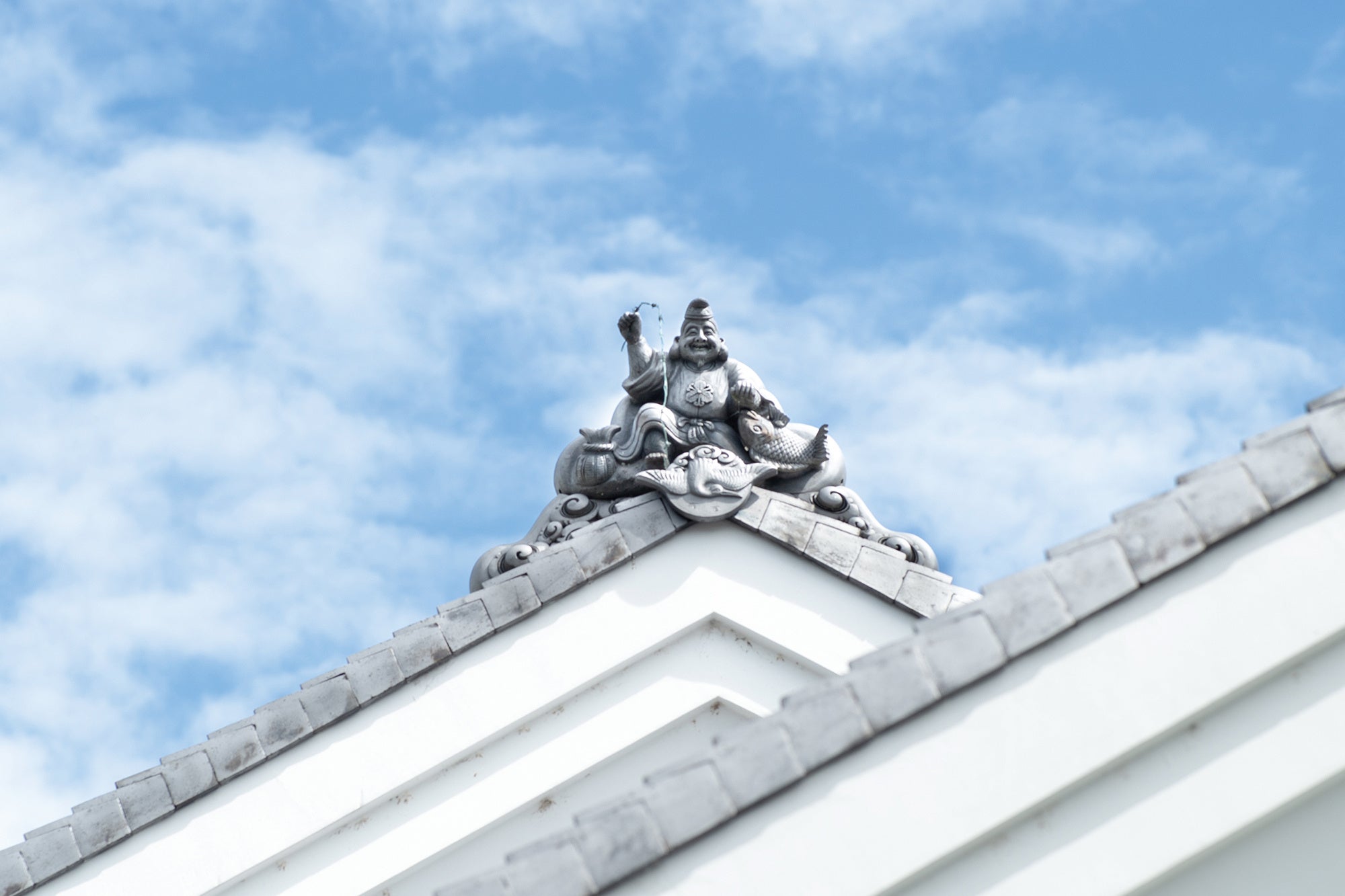 屋根に戎さまが鎮座する若戎酒造