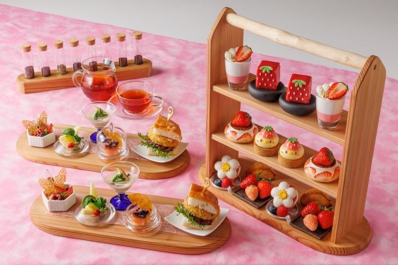 苺のアフタヌーンティー ピアス　ミニチュア　可愛い 苺のアフタヌーンティー ピアス ミニチュア 可愛い かわいい