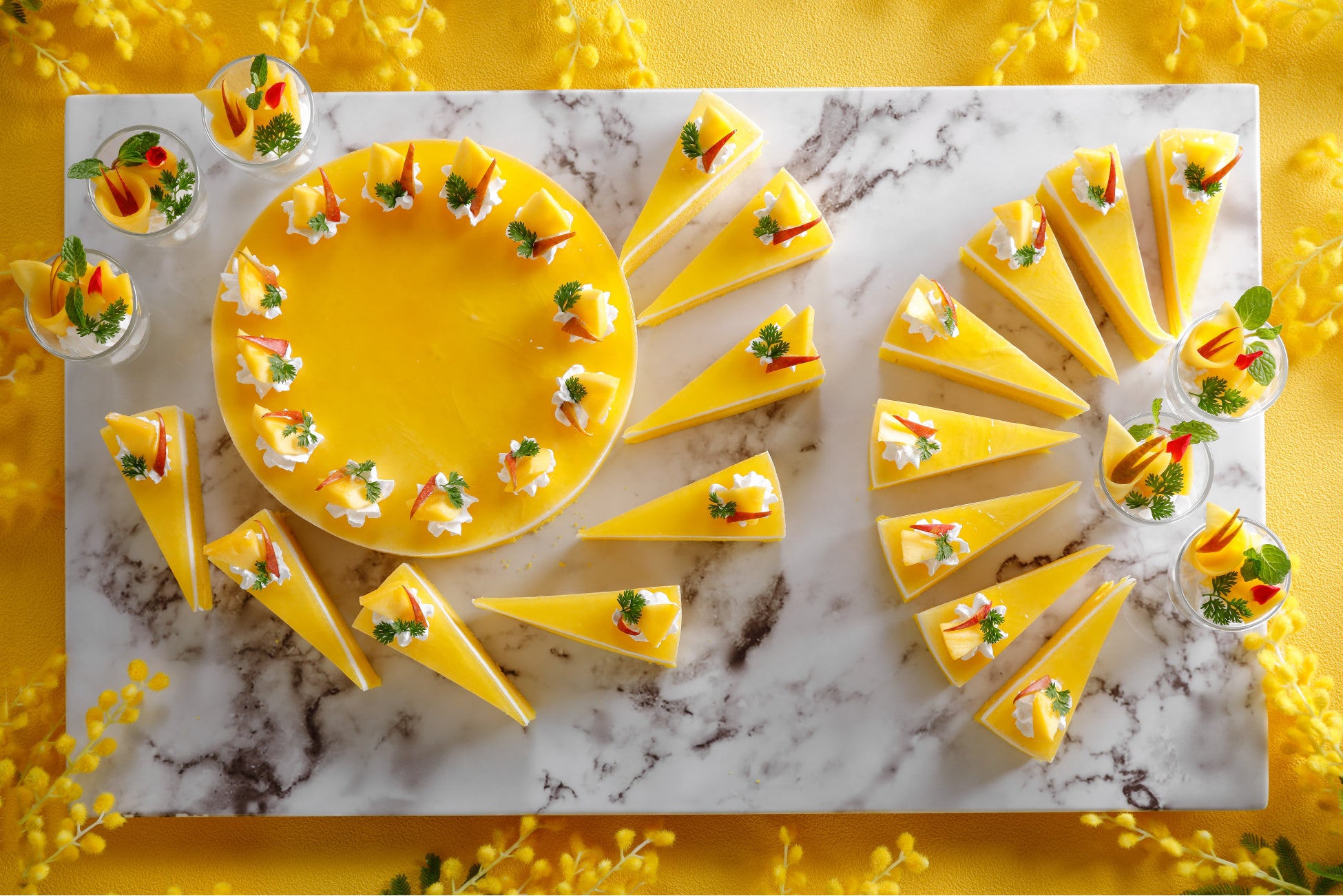 マンゴーヨーグルトのケーキ マンゴーの香りとさっぱりとした味わいを楽しめる鮮やかなイエローが美しいケーキ。(都ホテル 尼崎 レストラン アゼリア)