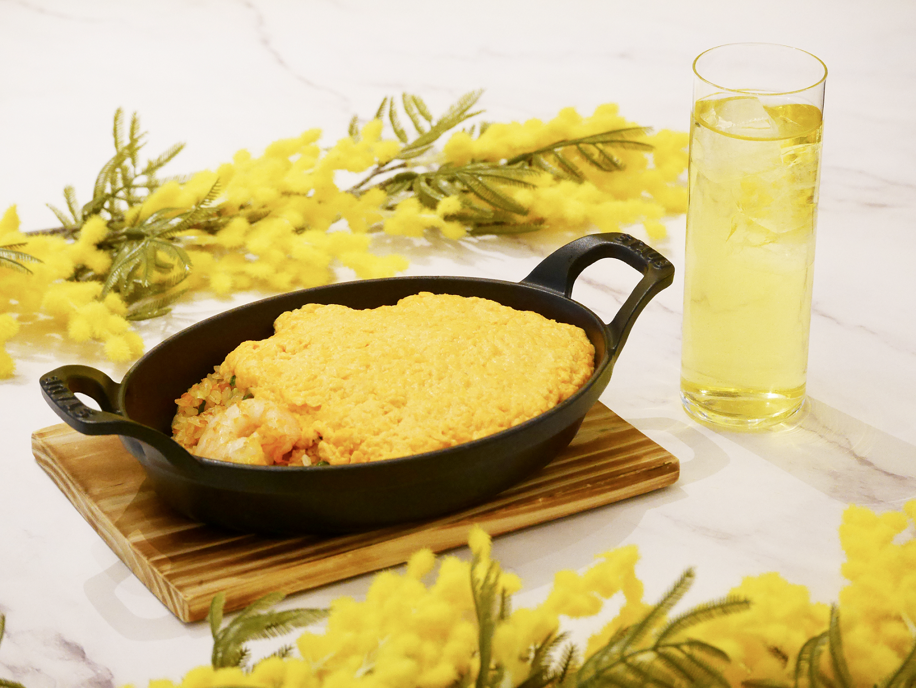 ふわふわ玉子のあんかけ炒飯とジントニック ふわふわ仕上げの玉子をたっぷりと乗せた“ふわとろ”食感のHALOWお勧めチャーハン。（都シティ 大阪本町 HALOW）