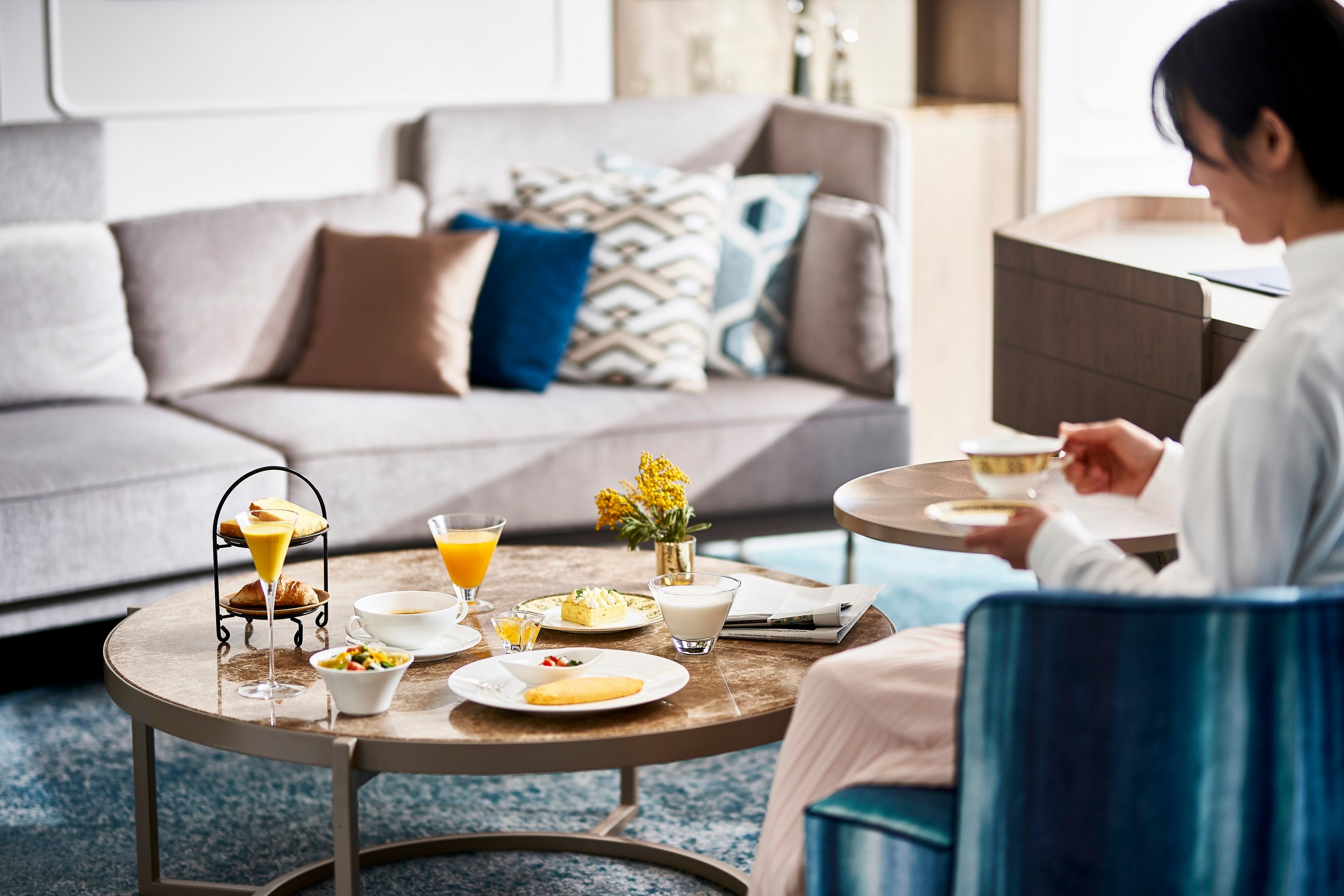 HAPPY WOMAN 宿泊プラン カボチャとココナッツのスイートスープやトロピカルフルーツと豆腐のスムージーなど黄色に彩られた女性の体にうれしい、インルームダイニングの朝食メニュー。（ウェスティン都ホテル京都）