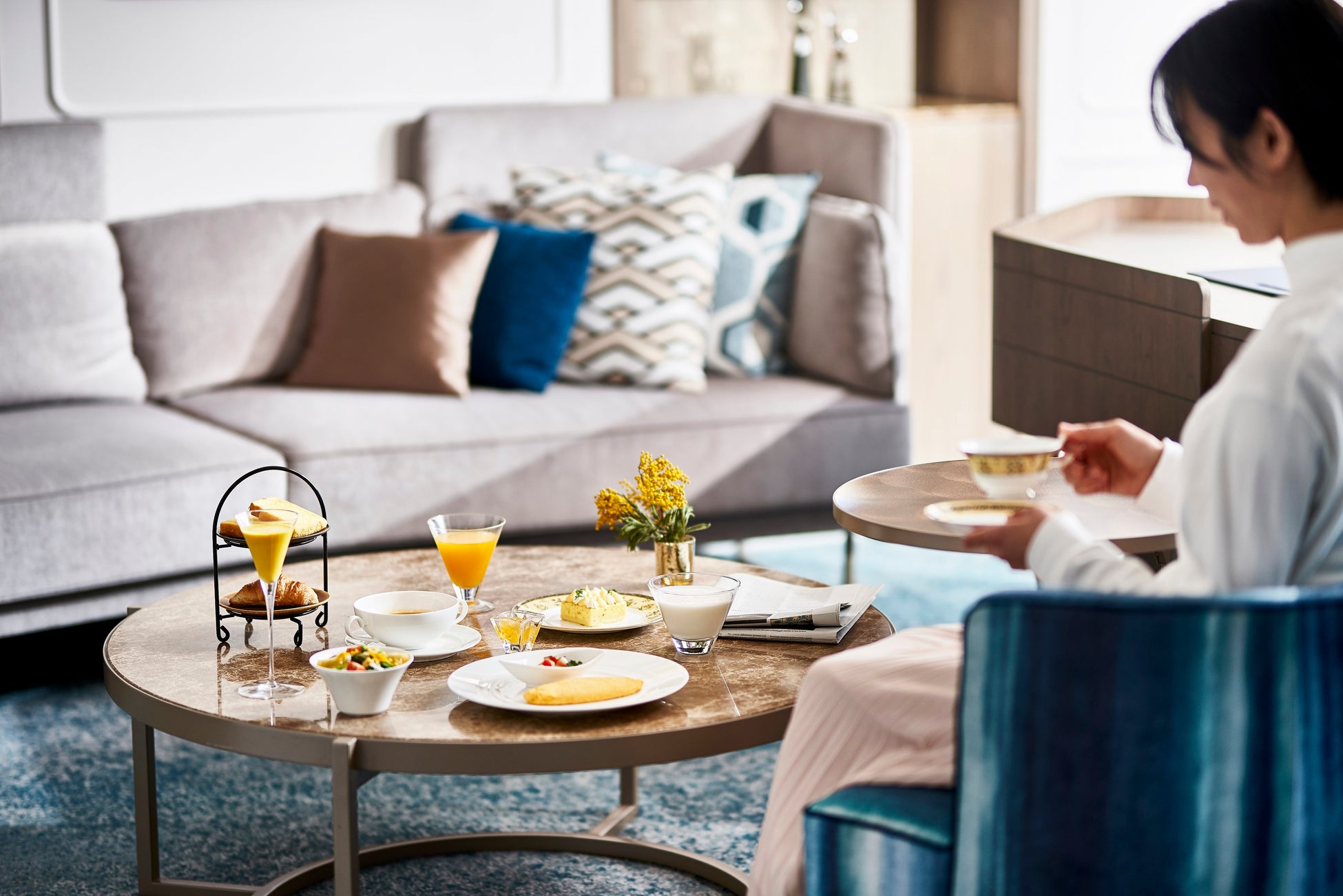 HAPPY WOMAN 宿泊プラン カボチャとココナッツのスイートスープやトロピカルフルーツと豆腐のスムージーなど黄色に彩られた女性の体にうれしい、インルームダイニングの朝食メニュー。(ウェスティン都ホテル京都)