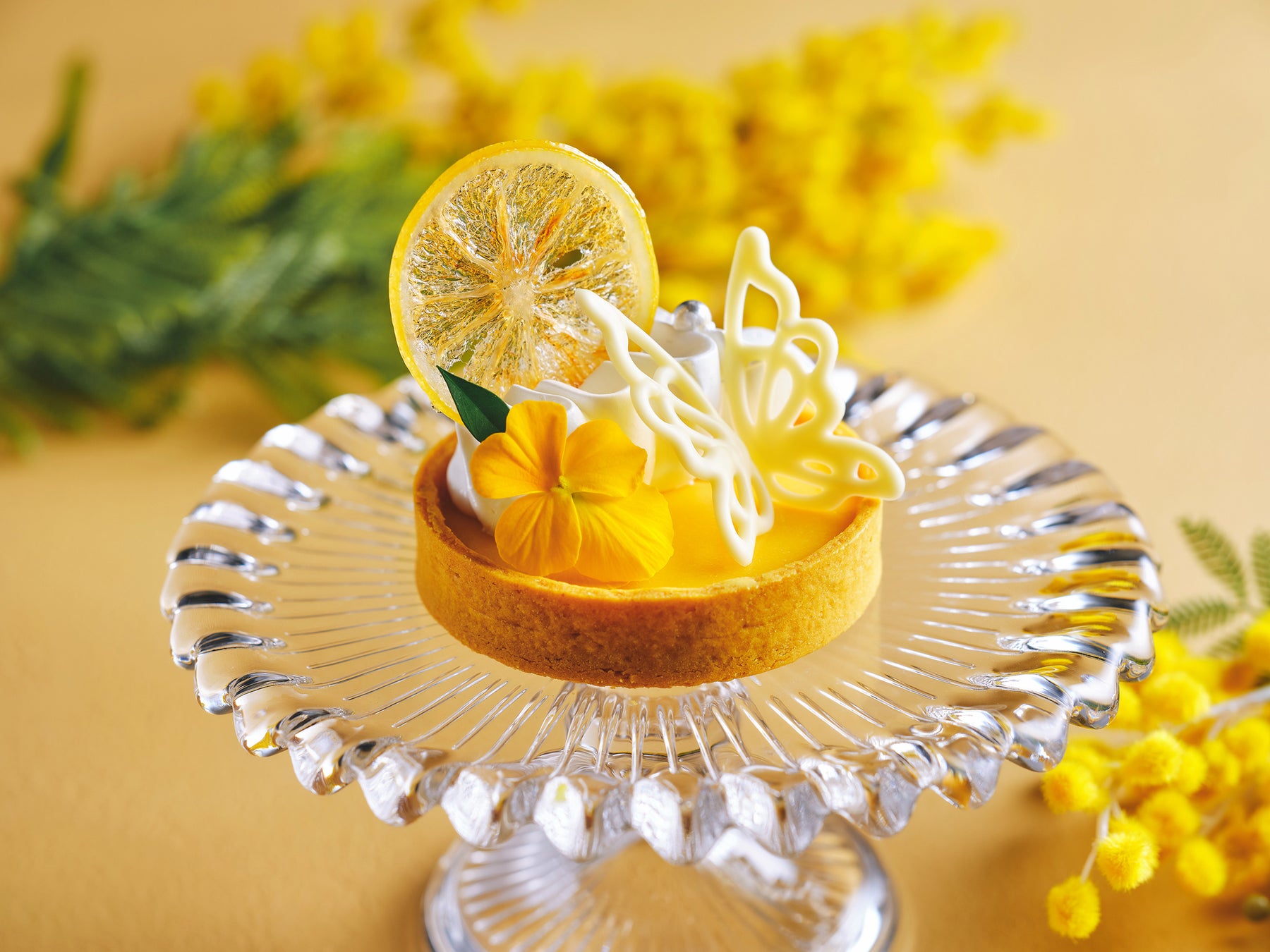 Sieste papillon(シエスタ パピヨン) ホテルコンポストの自家製堆肥で育てた、食べられる黄色いビオラのレモンタルト。(都ホテル 京都八条 ダイニングカフェ&バー ロンド)