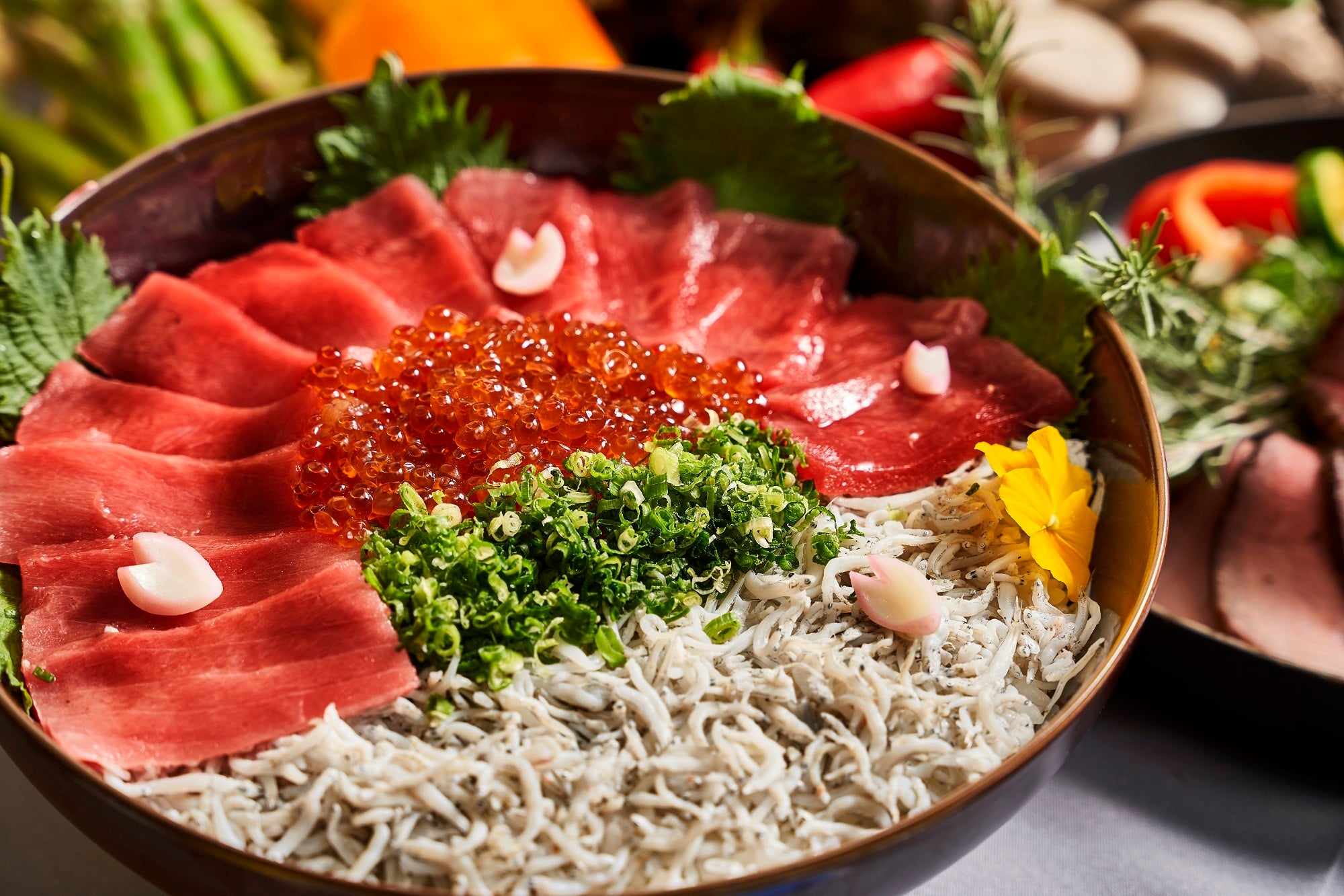 まぐろとしらすの丼ぶり