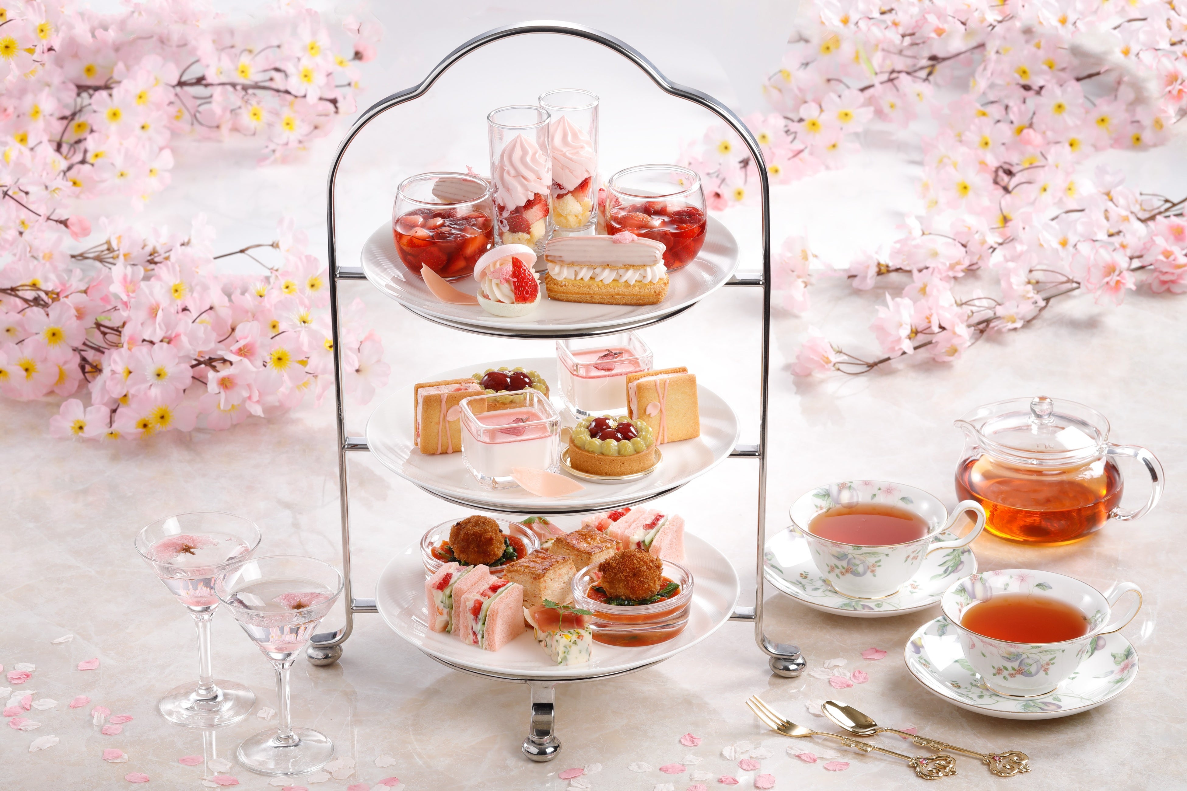 レストラン＆ラウンジ・バー eu（ゆう）「桜×いちごアフタヌーンティー」