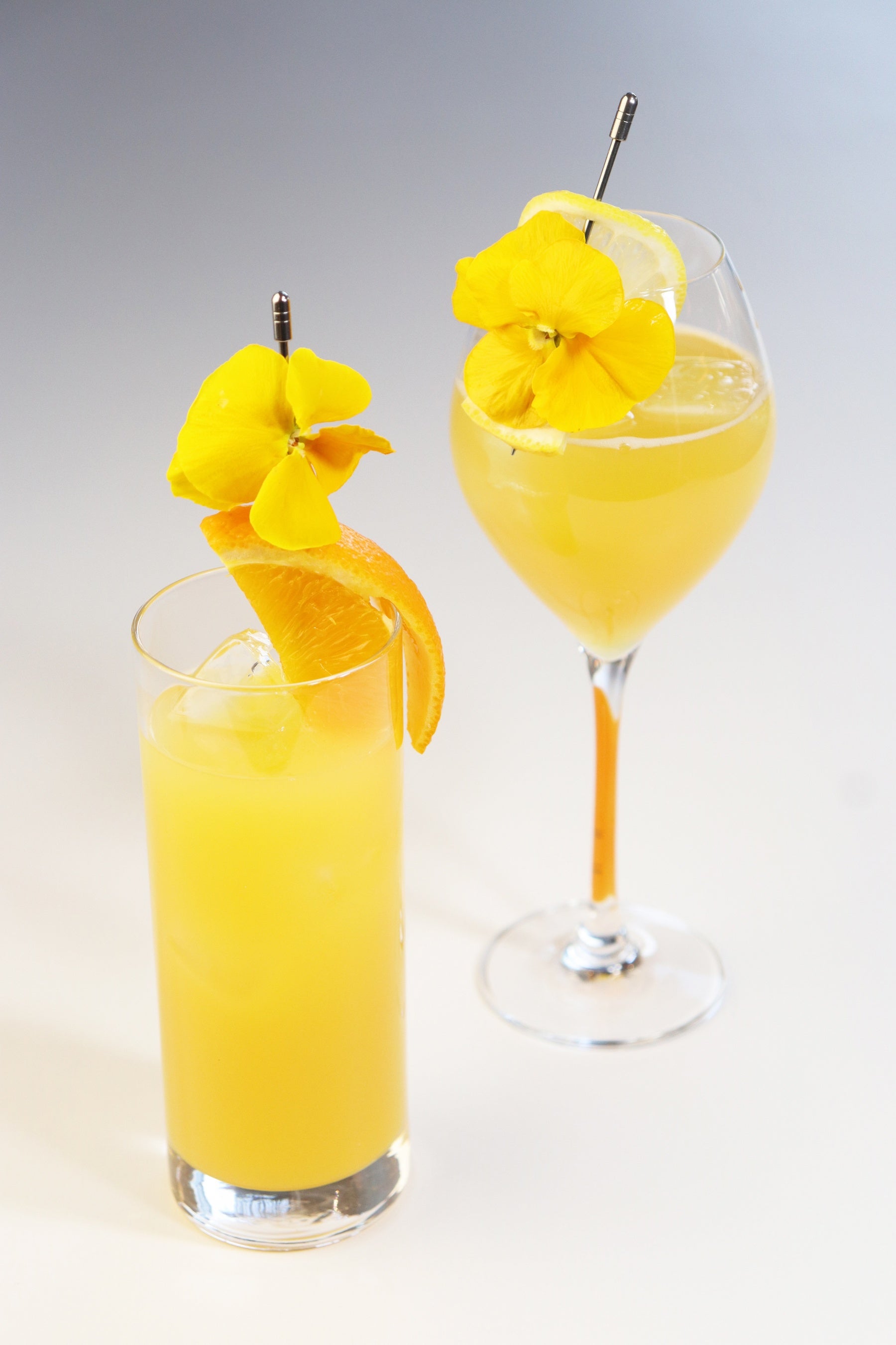 カクテル「ミモ・レット」（右）　ノンアルコールカクテル「HAPPY WOMAN」（左）