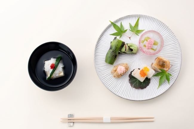 料理イメージ(前菜:伊勢どり蕗味噌、焼き鯛蕪ら寿司ほか)