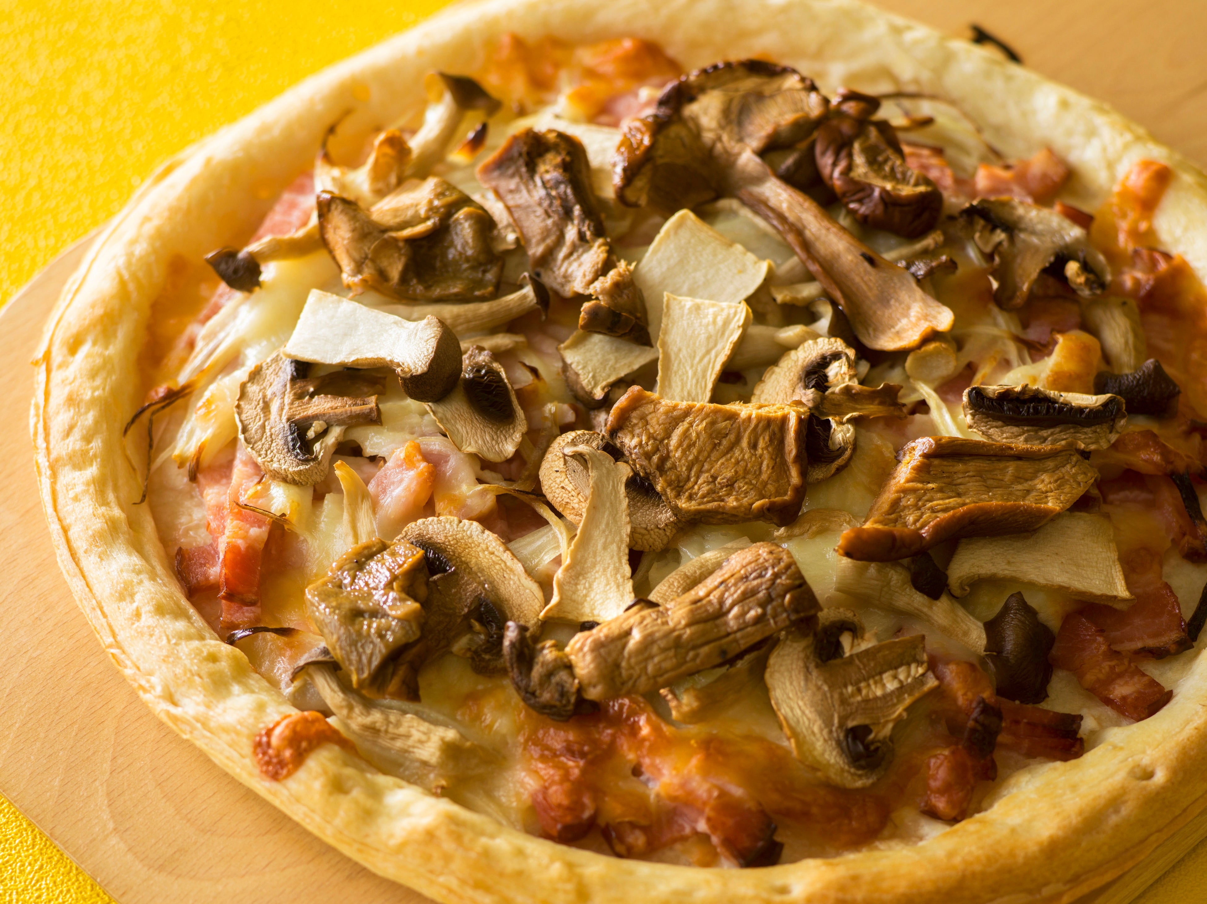 ポルチーニ香る茸とベーコンのピザ