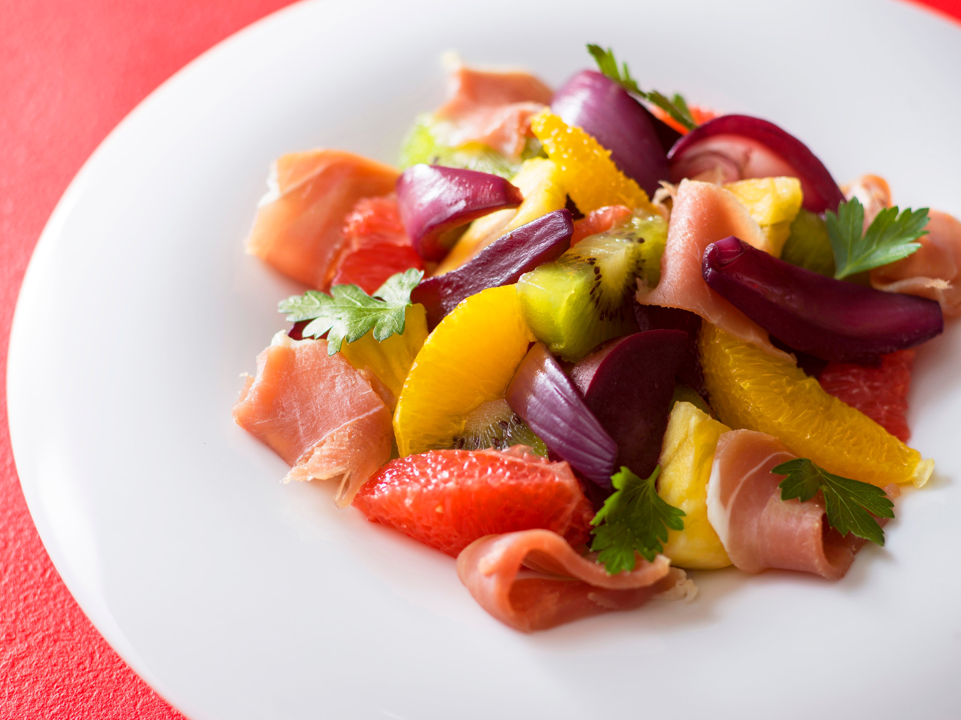 生ハムとフルーツ、野菜の赤ワインマリネ