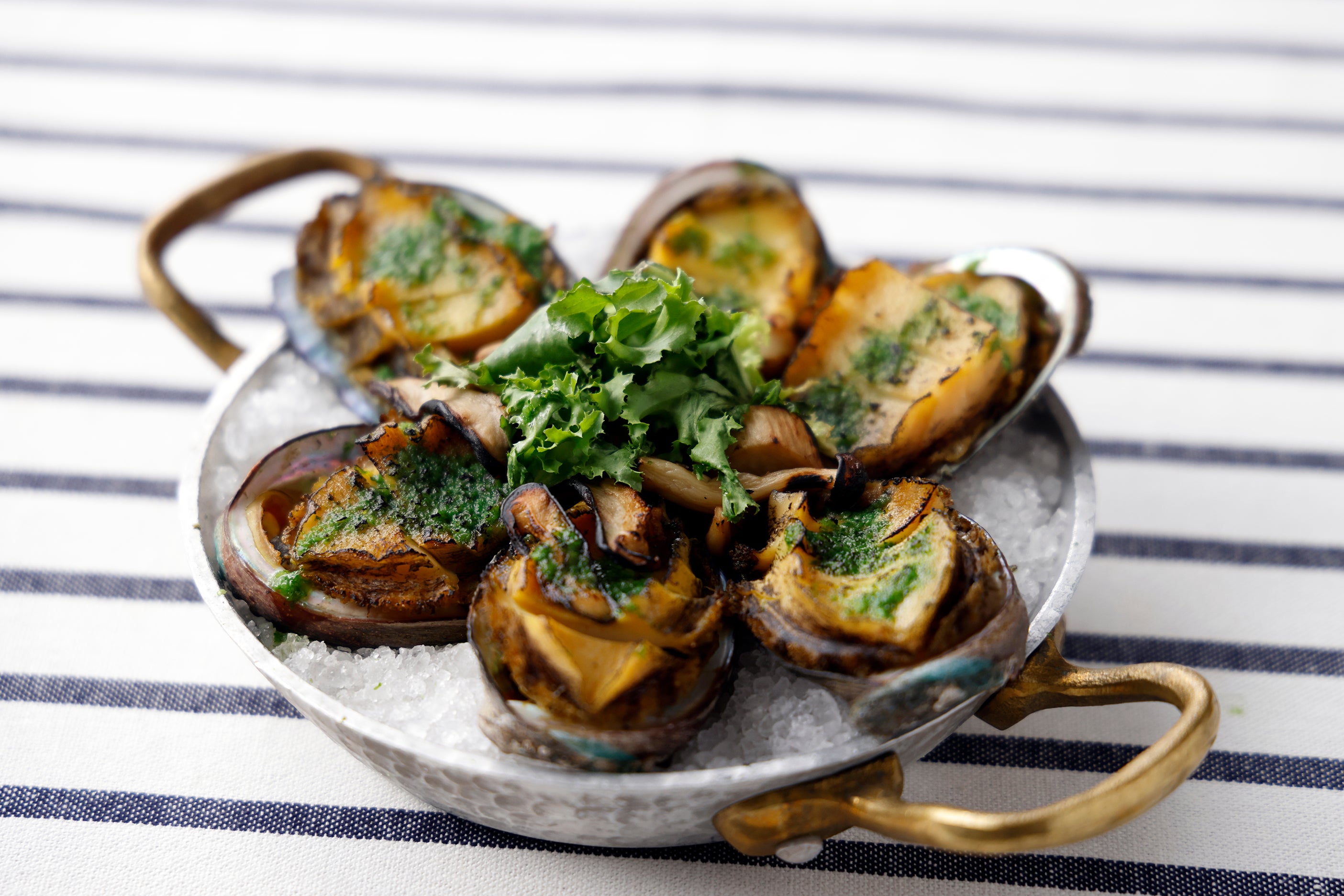 フランスのブルゴーニュ地方の郷土料理「鮑のブルギニョン」