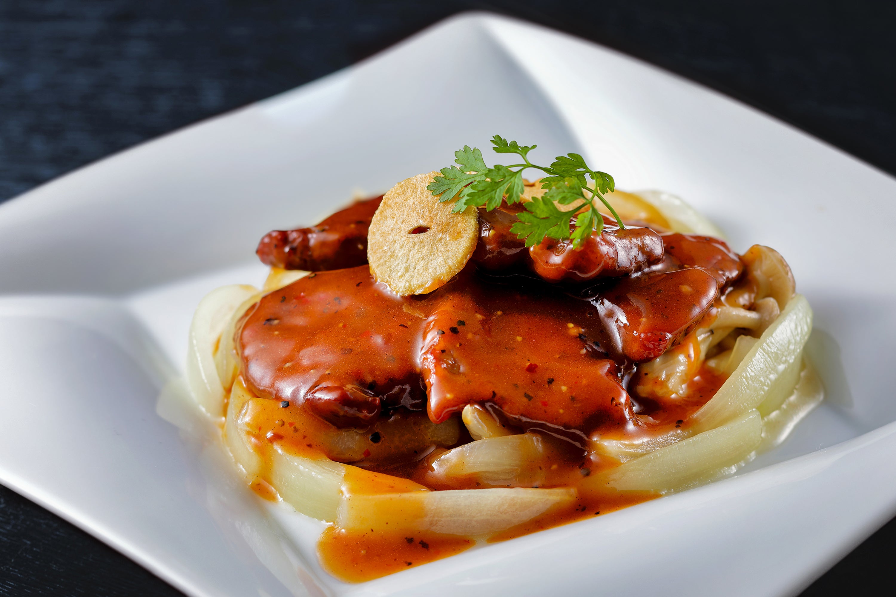 牛モモ肉の黒胡椒ソース