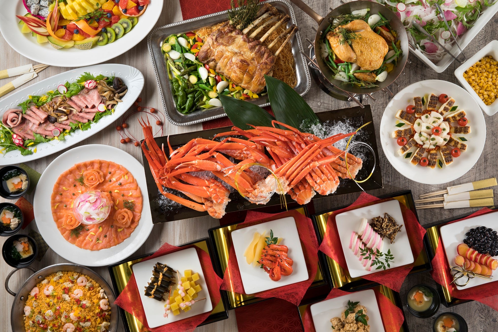 【シェラトン都ホテル東京】紅ズワイガニからステーキまで! お正月ならではの豪華なメニューをご堪能いただける「2026 New Year ブッフェ」開催
